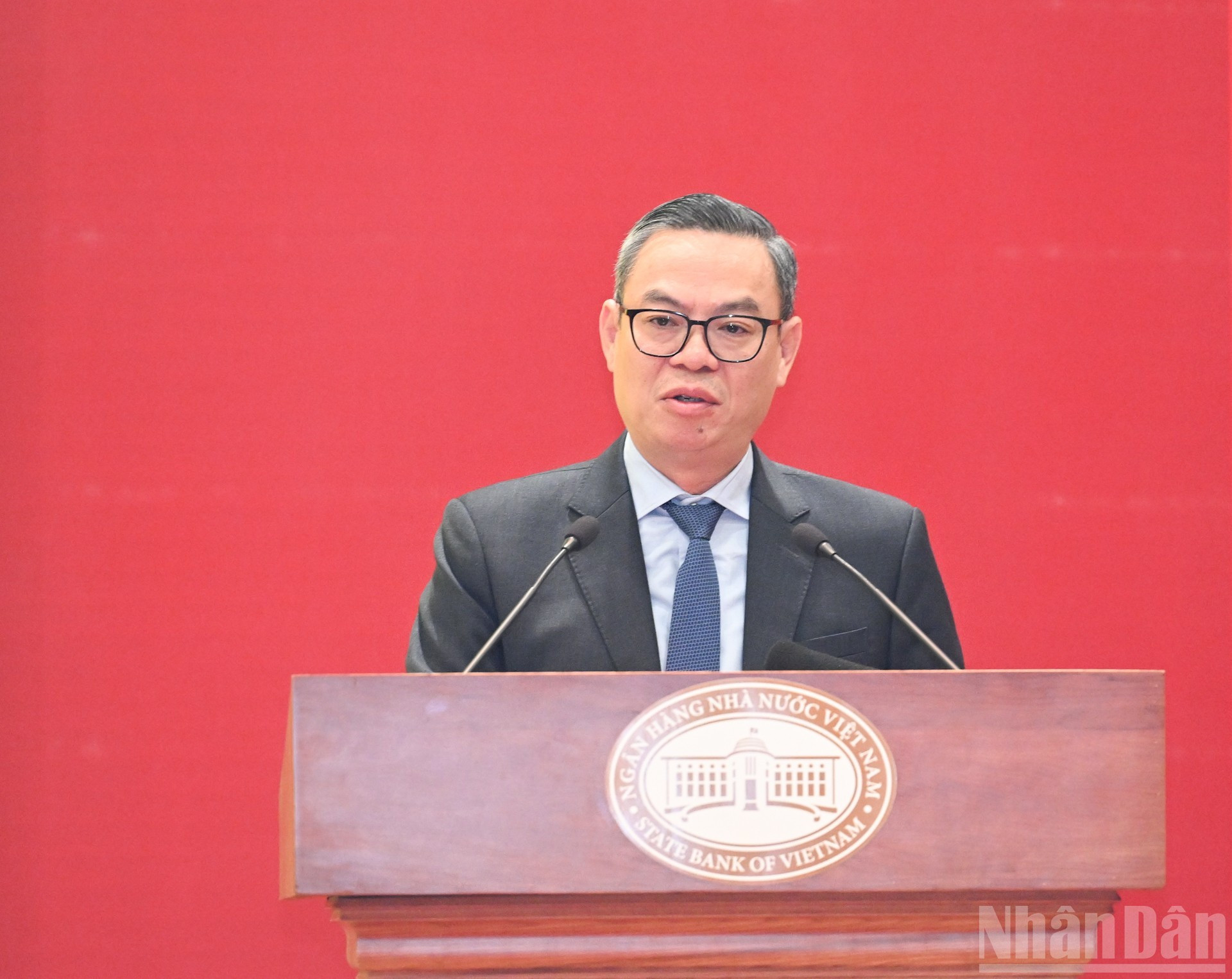 Un representante del Banco de Industria y Comercio (Vietinbank) presenta su opinión.