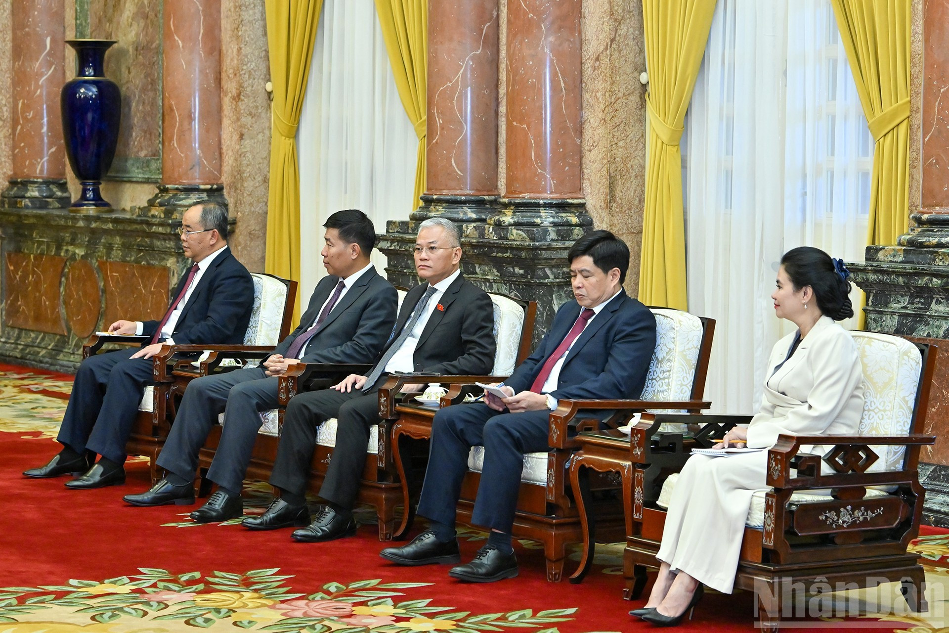 Funcionarios vietnamitas asisten al encuentro.