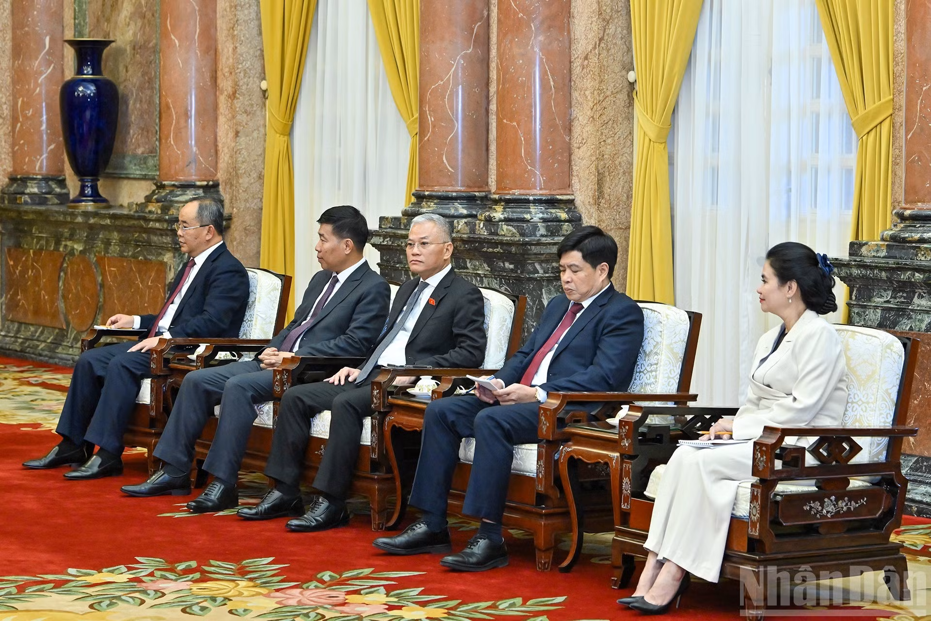 Funcionarios vietnamitas asisten al encuentro.