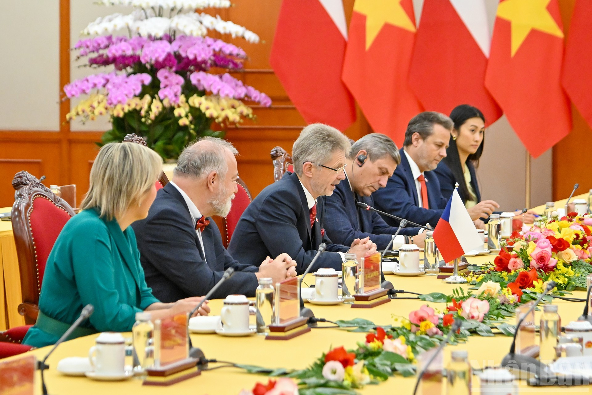 Delegados checos intervienen en el encuentro.