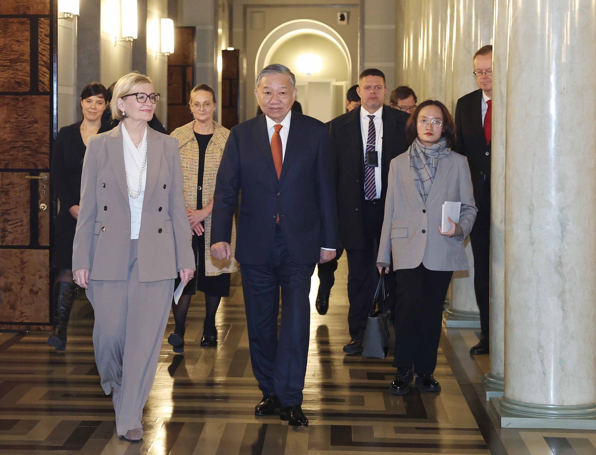 El secretario general del Partido Comunista de Vietnam, To Lam, se reúne con la primera vicepresidenta del Parlamento finlandés, Paula Risikko.