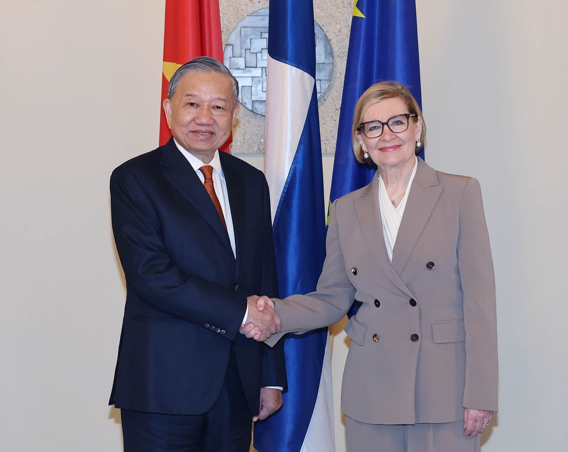 El secretario general del Partido Comunista de Vietnam, To Lam, se reúne con la primera vicepresidenta del Parlamento finlandés, Paula Risikko.