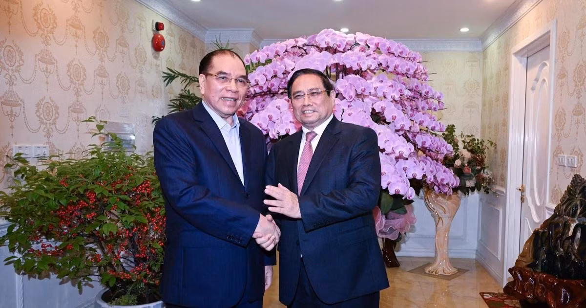 El primer ministro Pham Minh Chinh felicita al ex secretario general del Partido Comunista de Vietnam Nong Duc Manh.
