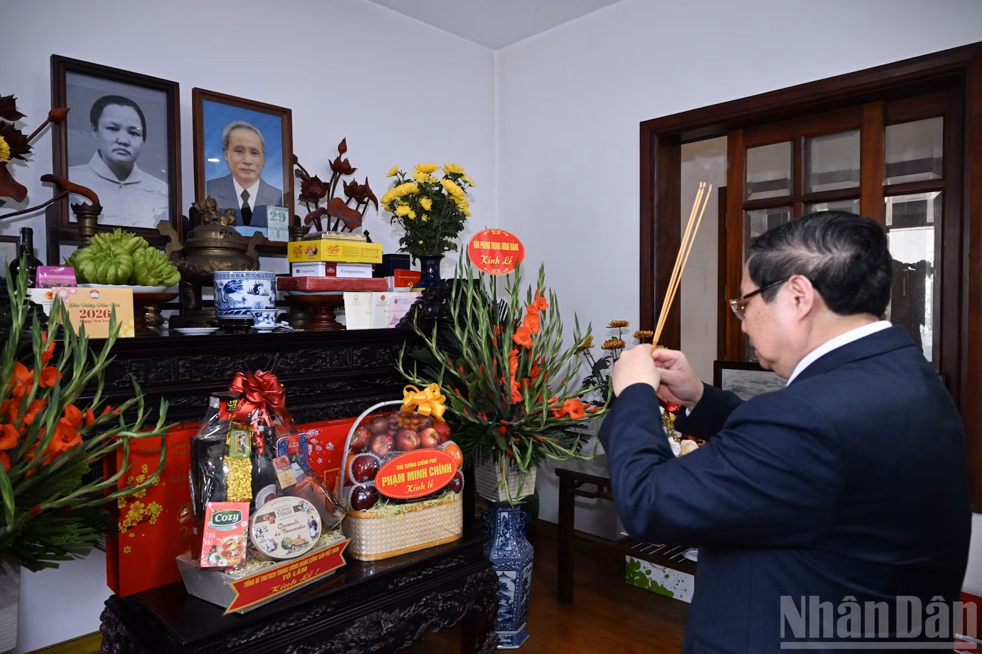 El primer ministro Pham Minh Chinh rinde homenaje al difunto premier Pham Van Dong.