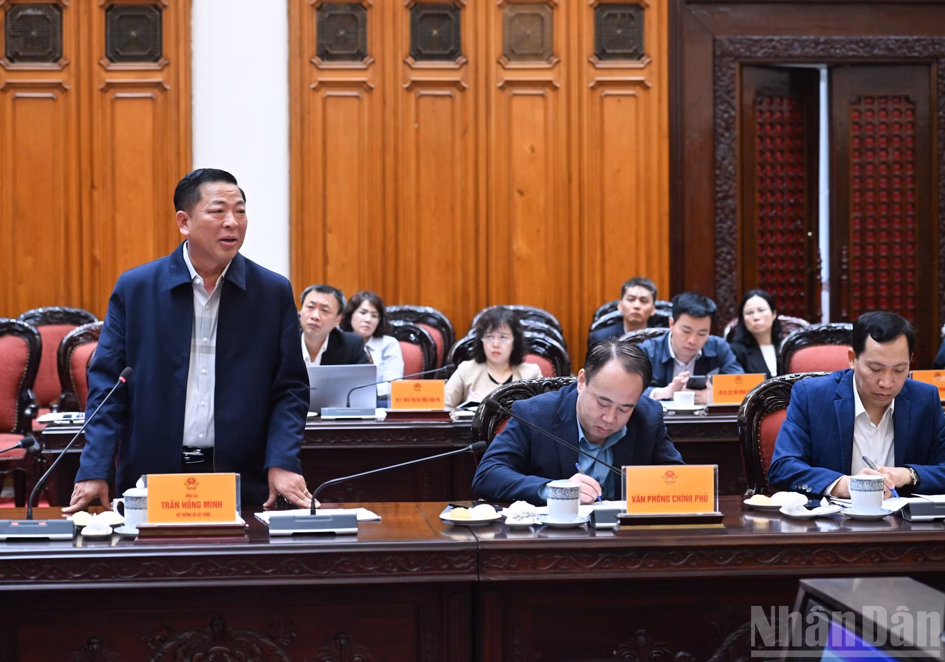 El ministro de Construcción, Tran Hong Minh, habla en la reunión.