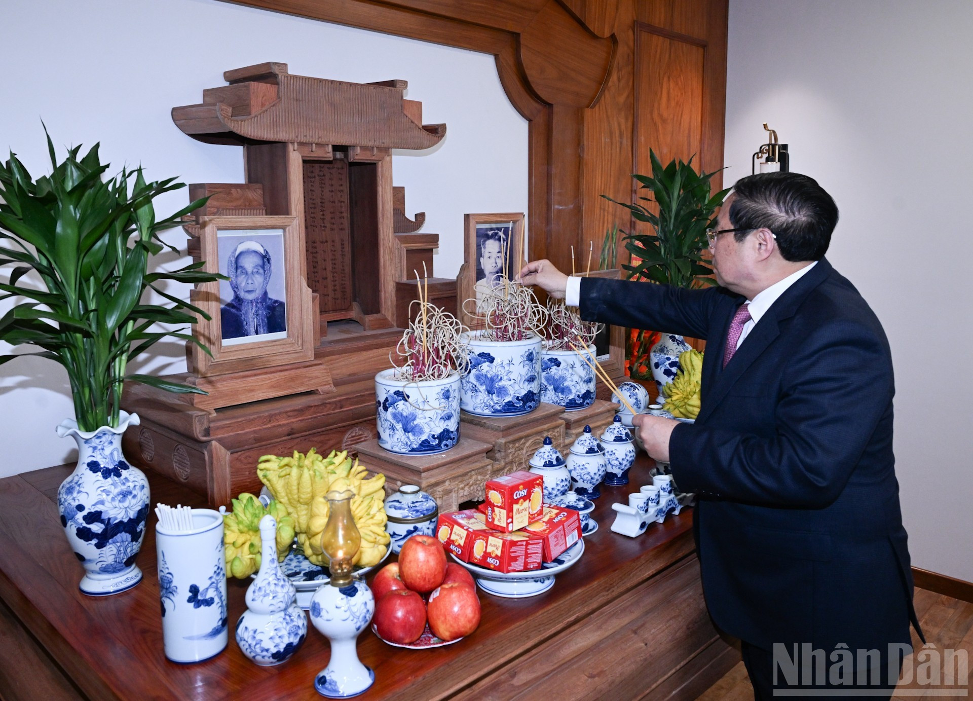 El premier Pham Minh Chinh ofrece inciensos en memoria al extinto secretario general Nguyen Phu Trong.