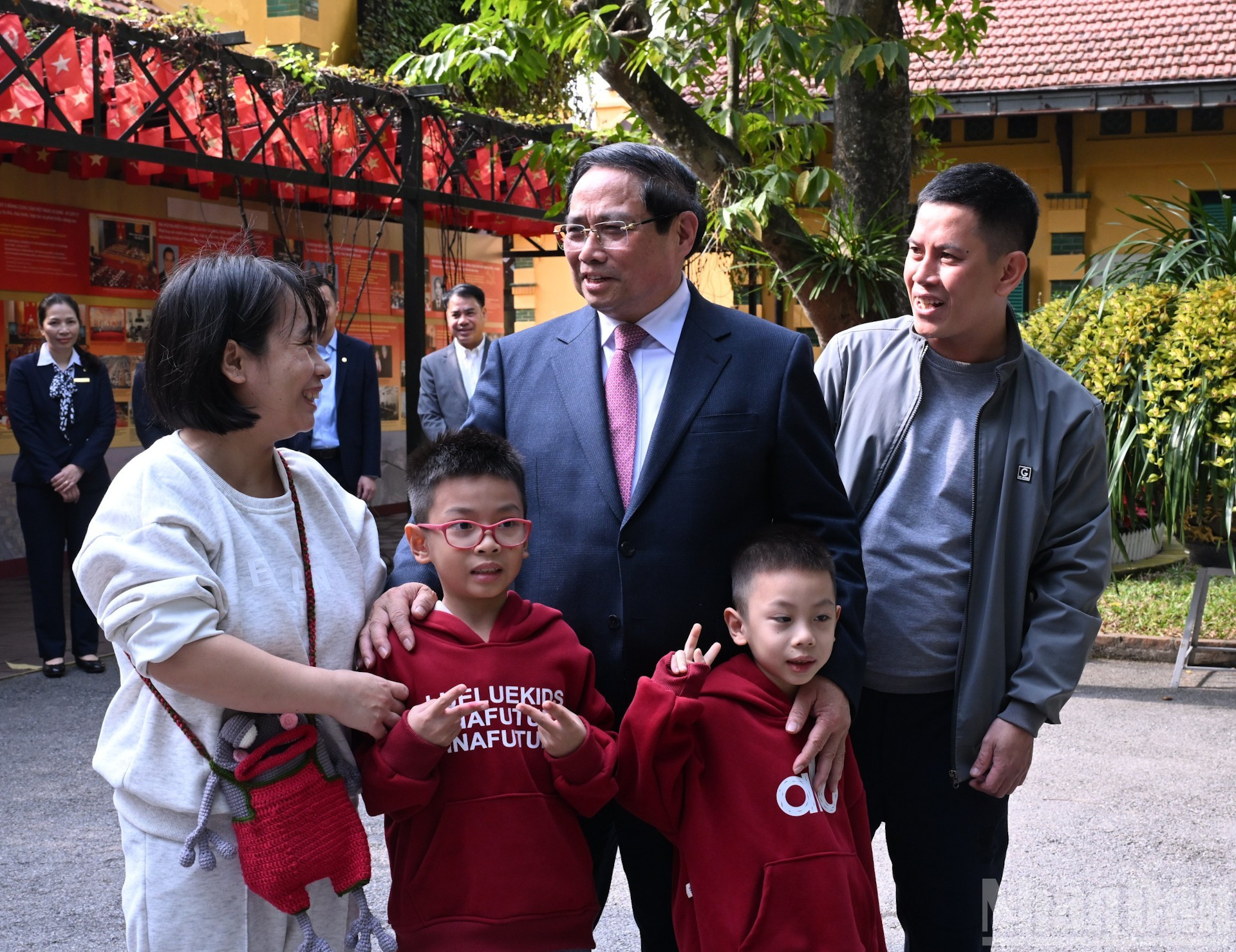 El primer ministro Pham Minh Chinh conversa con visitantes al complejo histórico dedicado al líder revolucionario en el Palacio Presidencial.