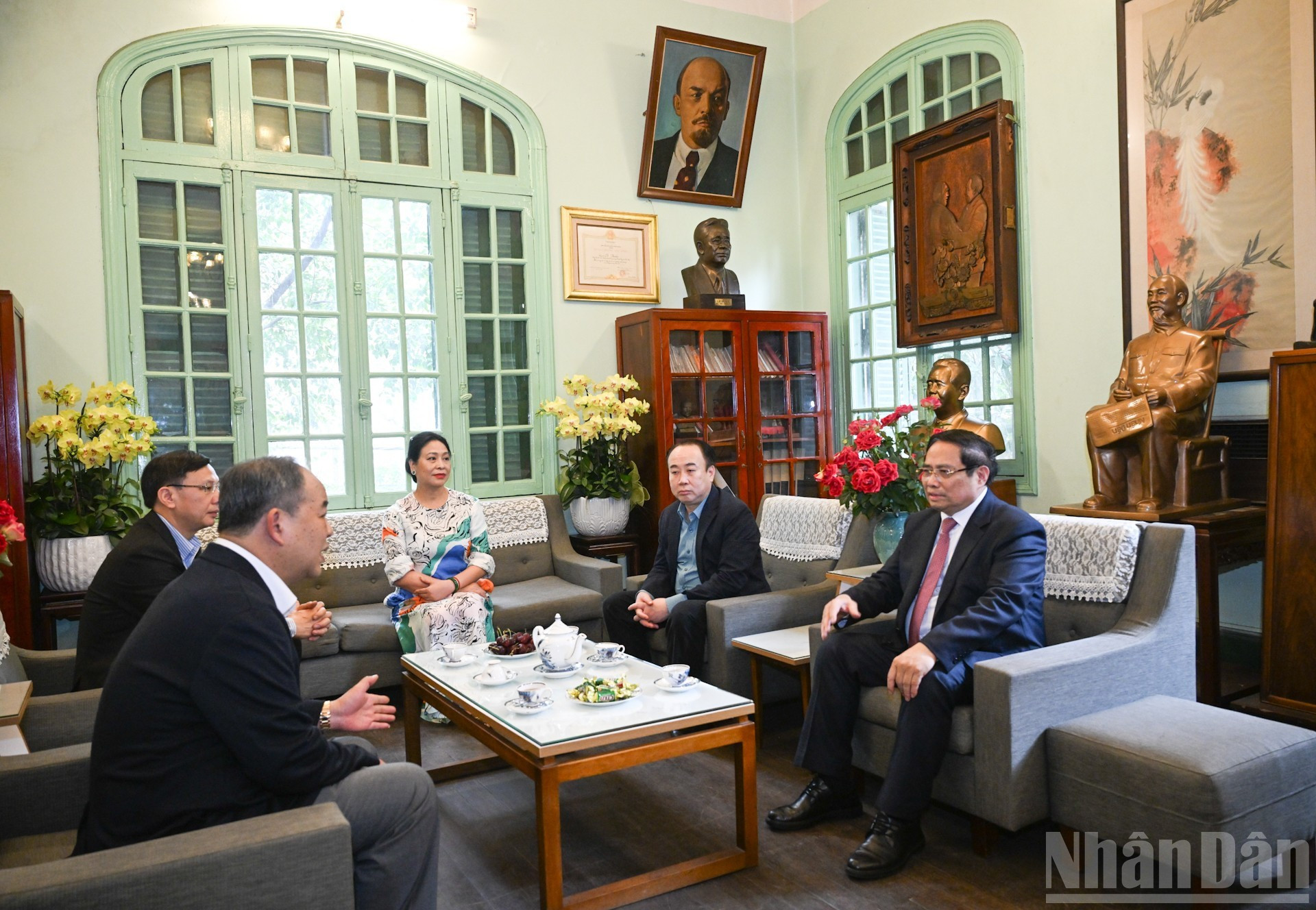 El primer ministro Pham Minh Chinh visita y felicita el Año Nuevo a la familia del difunto secretario general Le Duan.