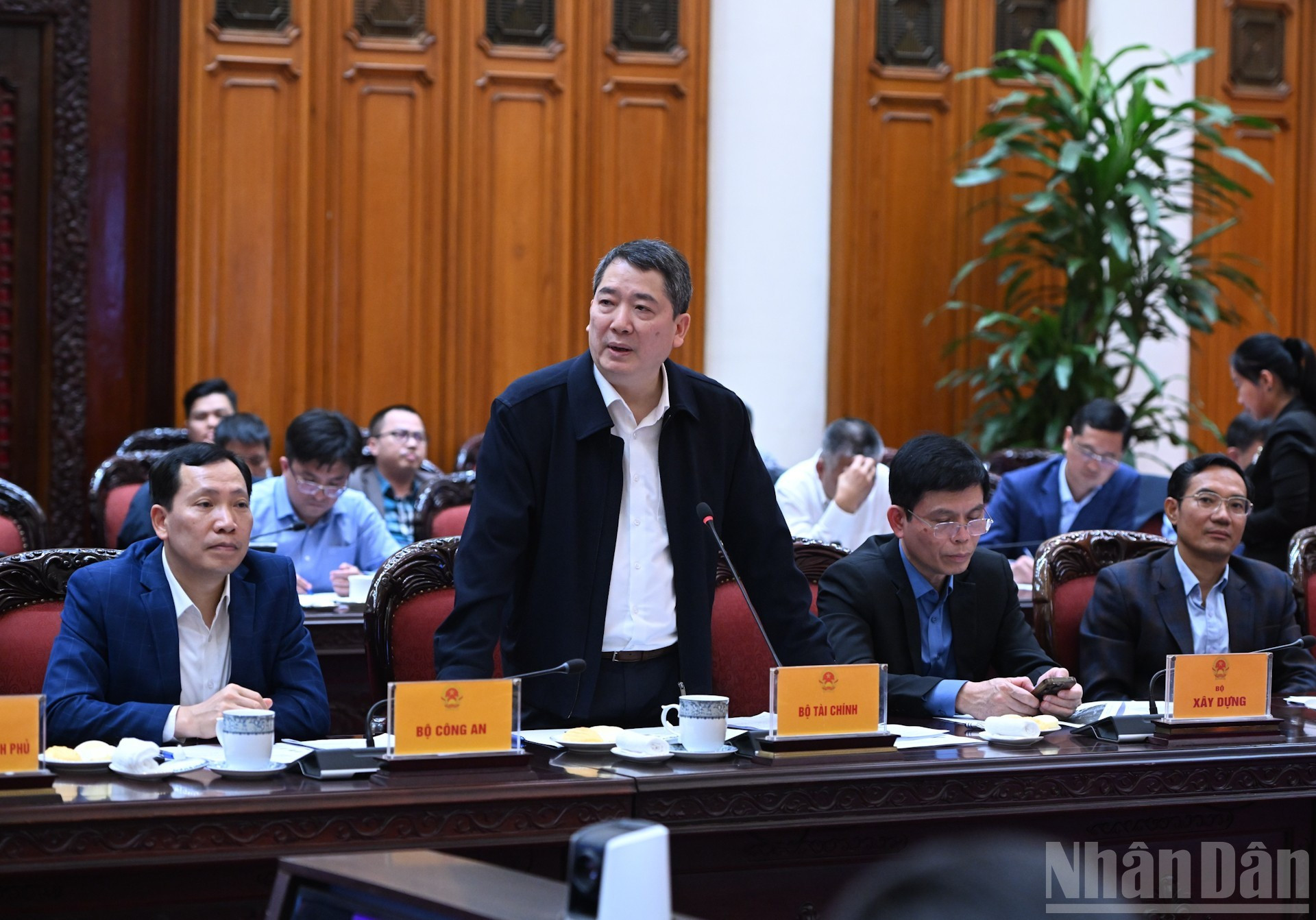 El viceministro de Finanzas Cao Anh Tuan presenta su opinión.