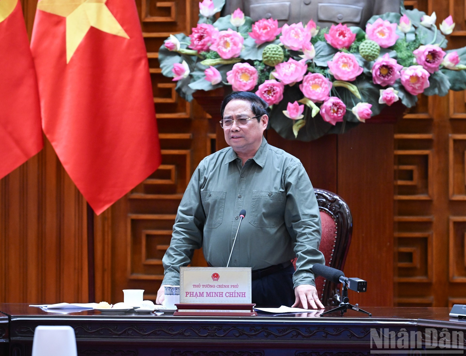 El premier Pham Minh Chinh toma la palabra en la reunión.