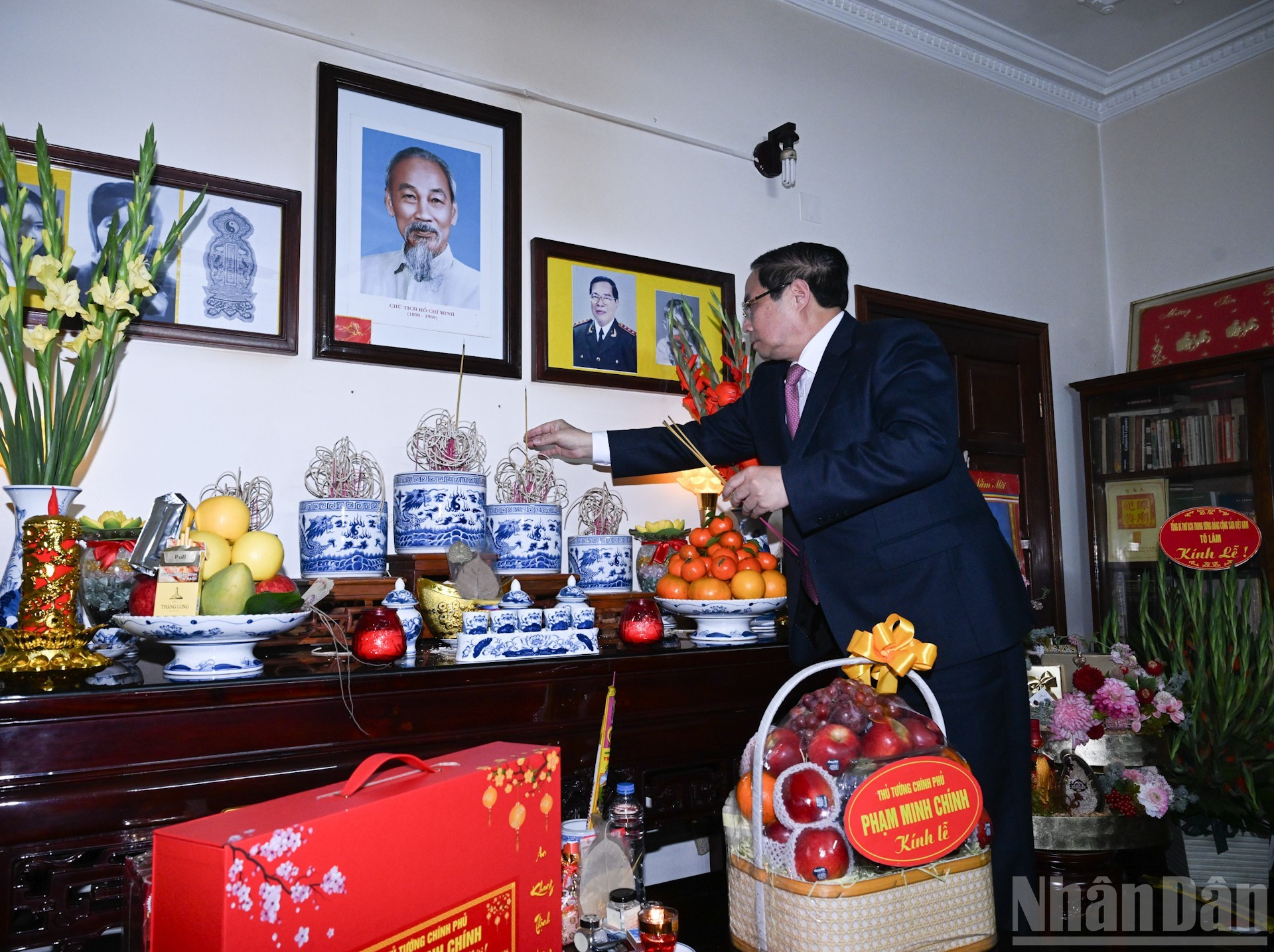 El premier Pham Minh Chinh rinde tributo al extinto ministro de Seguridad Pública, Le Minh Huong.