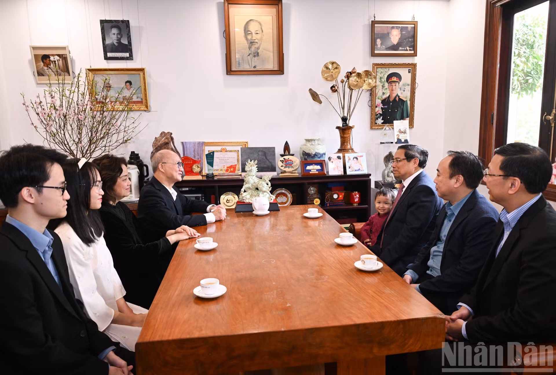 El primer ministro Pham Minh Chinh visita y felicita el Año Nuevo a la familia del difunto premier Pham Van Dong.