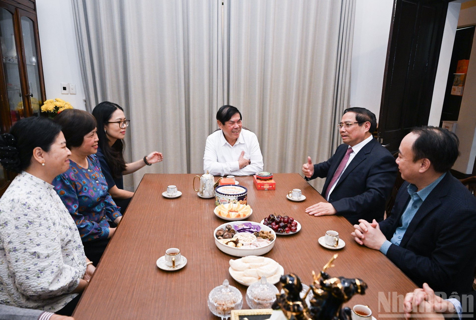 El primer ministro Pham Minh Chinh visita y felicita el Año Nuevo a la familia del difunto secretario general Do Muoi.