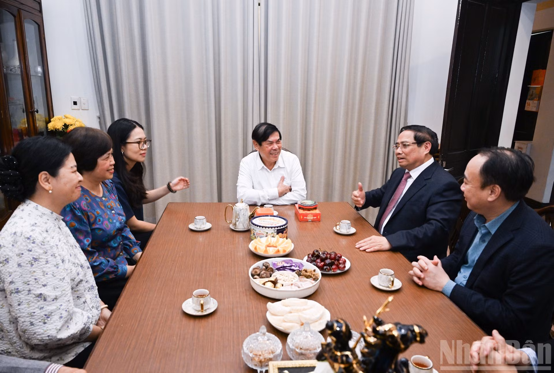 El primer ministro Pham Minh Chinh visita y felicita el Año Nuevo a la familia del difunto secretario general Do Muoi.