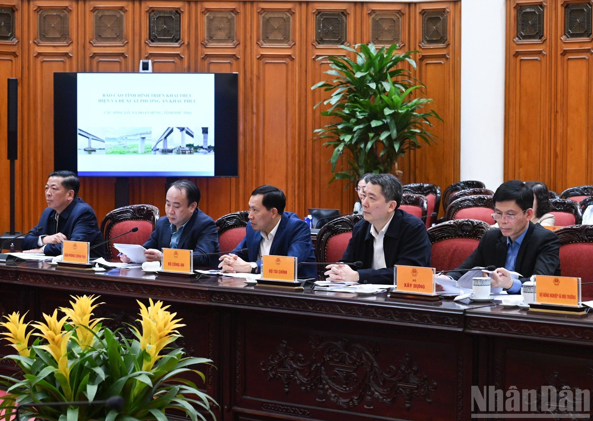 Representantes de sectores y ministros acuden a la cita.