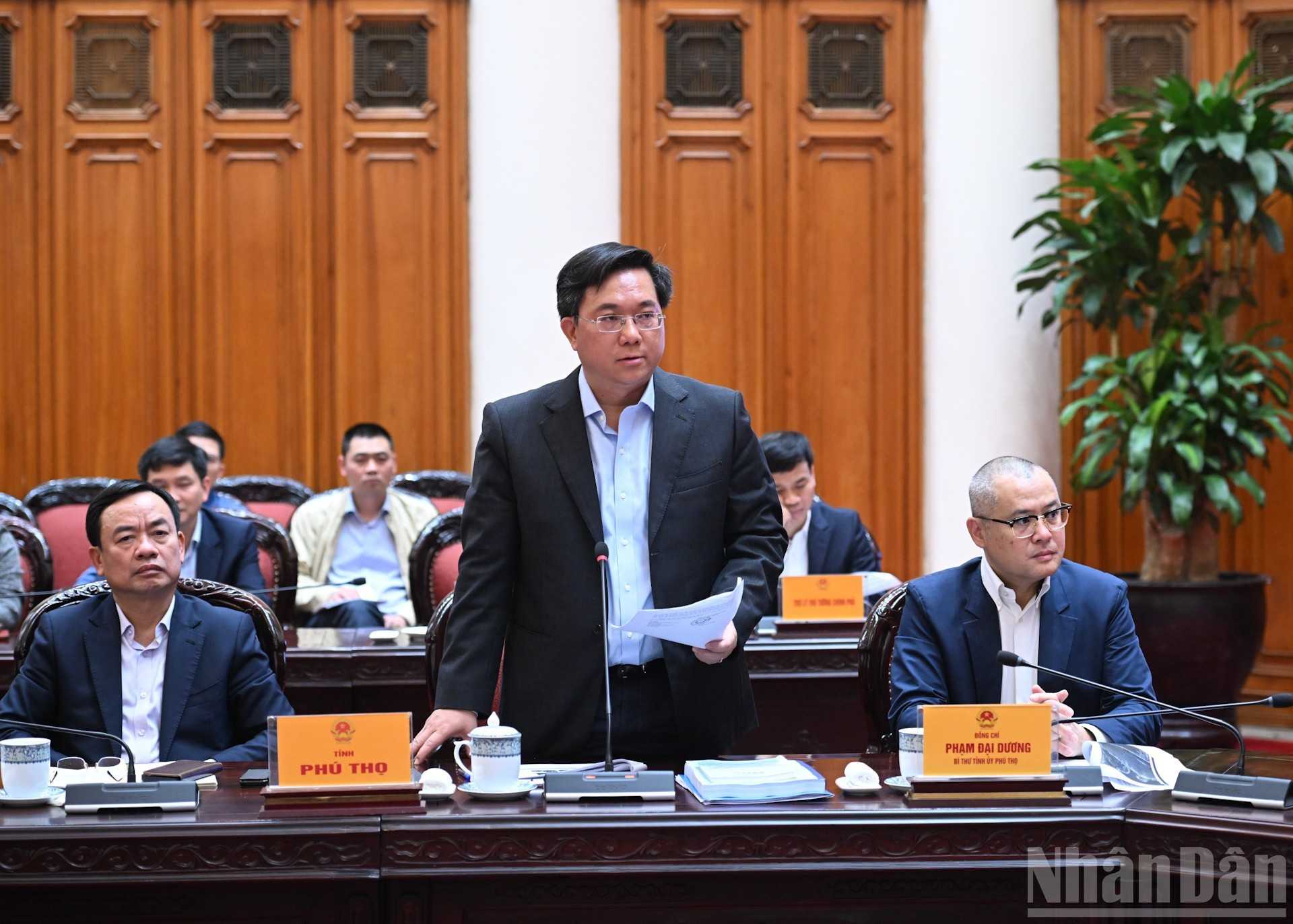 El presidente del Comité Popular de la provincia de Phu Tho, Tran Duy Dong, presenta su opinión.