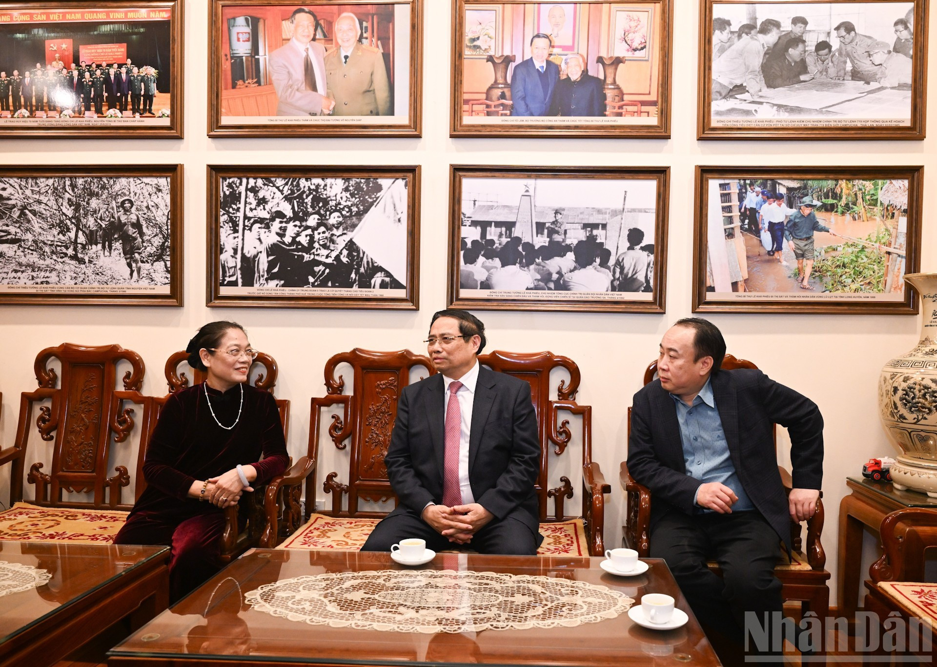 El primer ministro Pham Minh Chinh visita y felicita el Año Nuevo a la familia del difunto secretario general Le Kha Phieu.