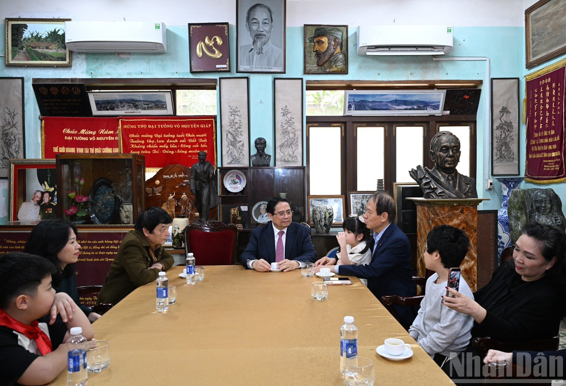 El primer ministro Pham Minh Chinh visita y felicita el Año Nuevo a la familia del general Vo Nguyen Giap.