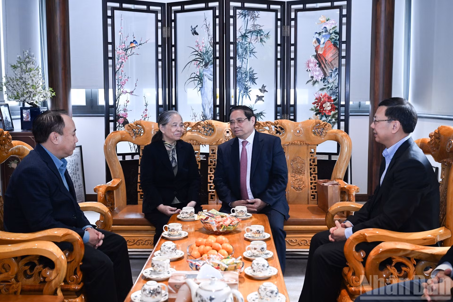 El primer ministro Pham Minh Chinh visita y felicita el Año Nuevo a la familia del difunto secretario general Nguyen Phu Trong.