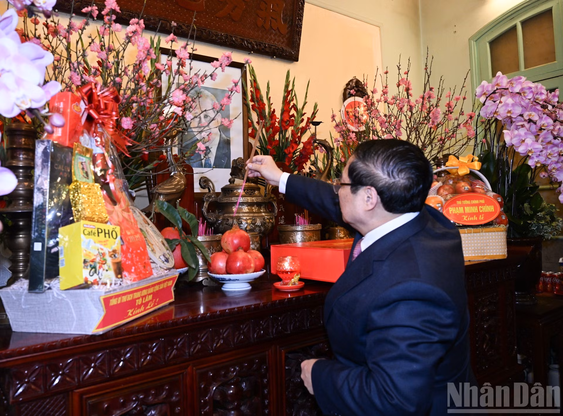 El primer ministro Pham Minh Chinh ofrece incienso en memoria del difunto secretario general Le Duan.