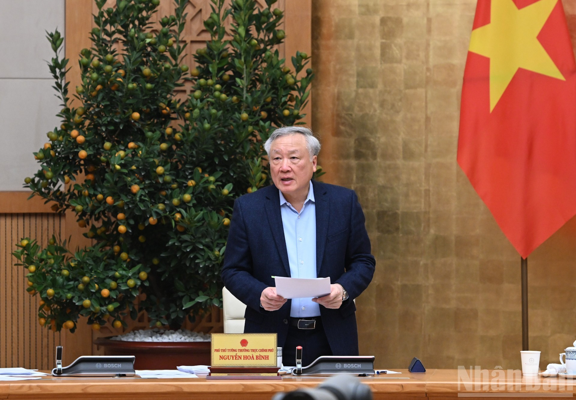 El vicepermier permanente Nguyen Hoa Binh habla en la reunión.