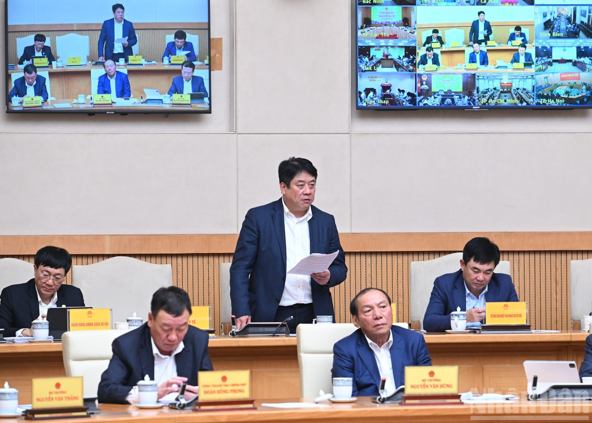 El director general de la Corporación de Electricidad de Vietnam (EVN), Nguyen Anh Tuan, aporta opiniones.