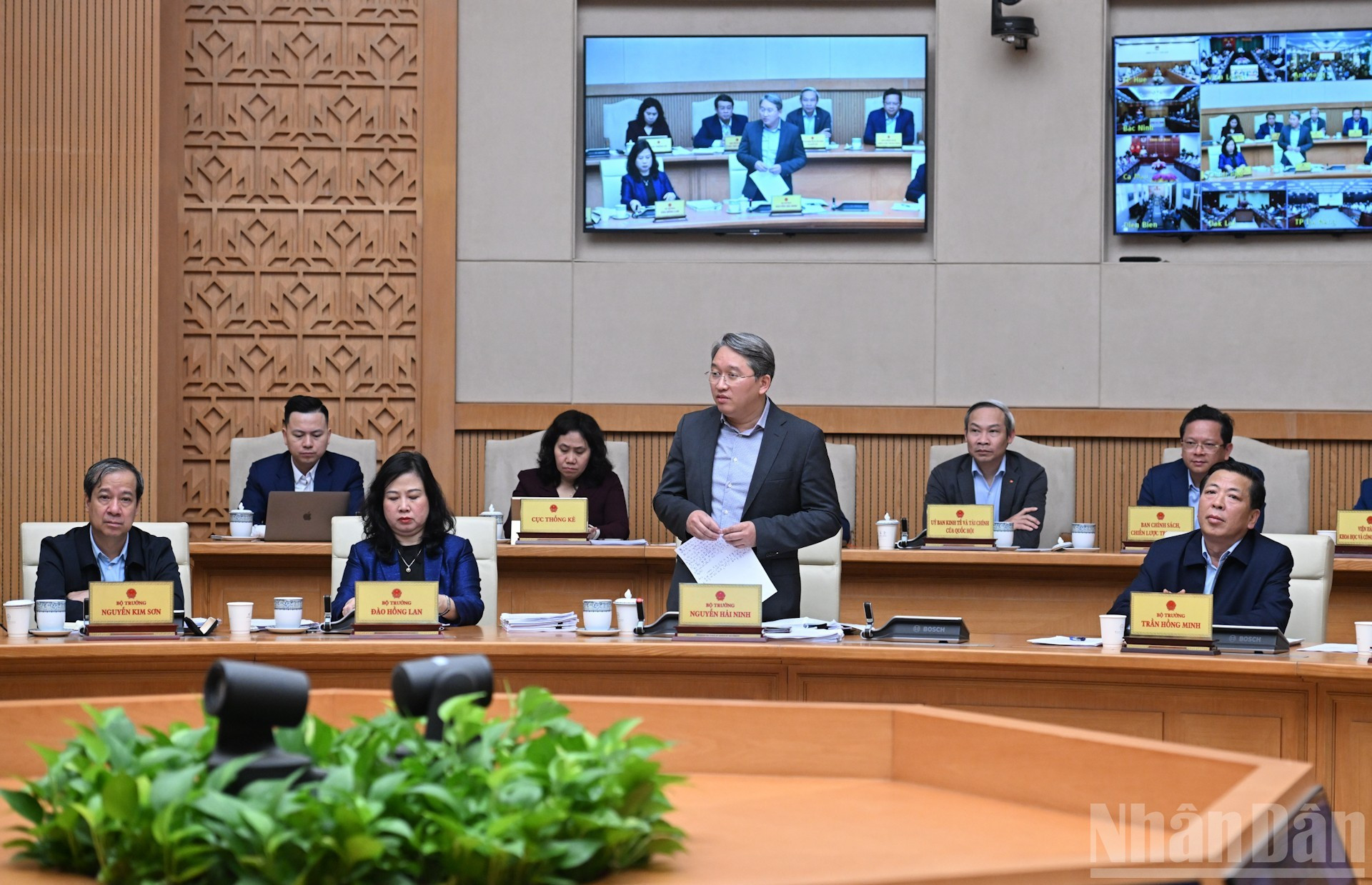 El ministro de Justicia, Nguyen Hai Ninh, presenta su opinión.