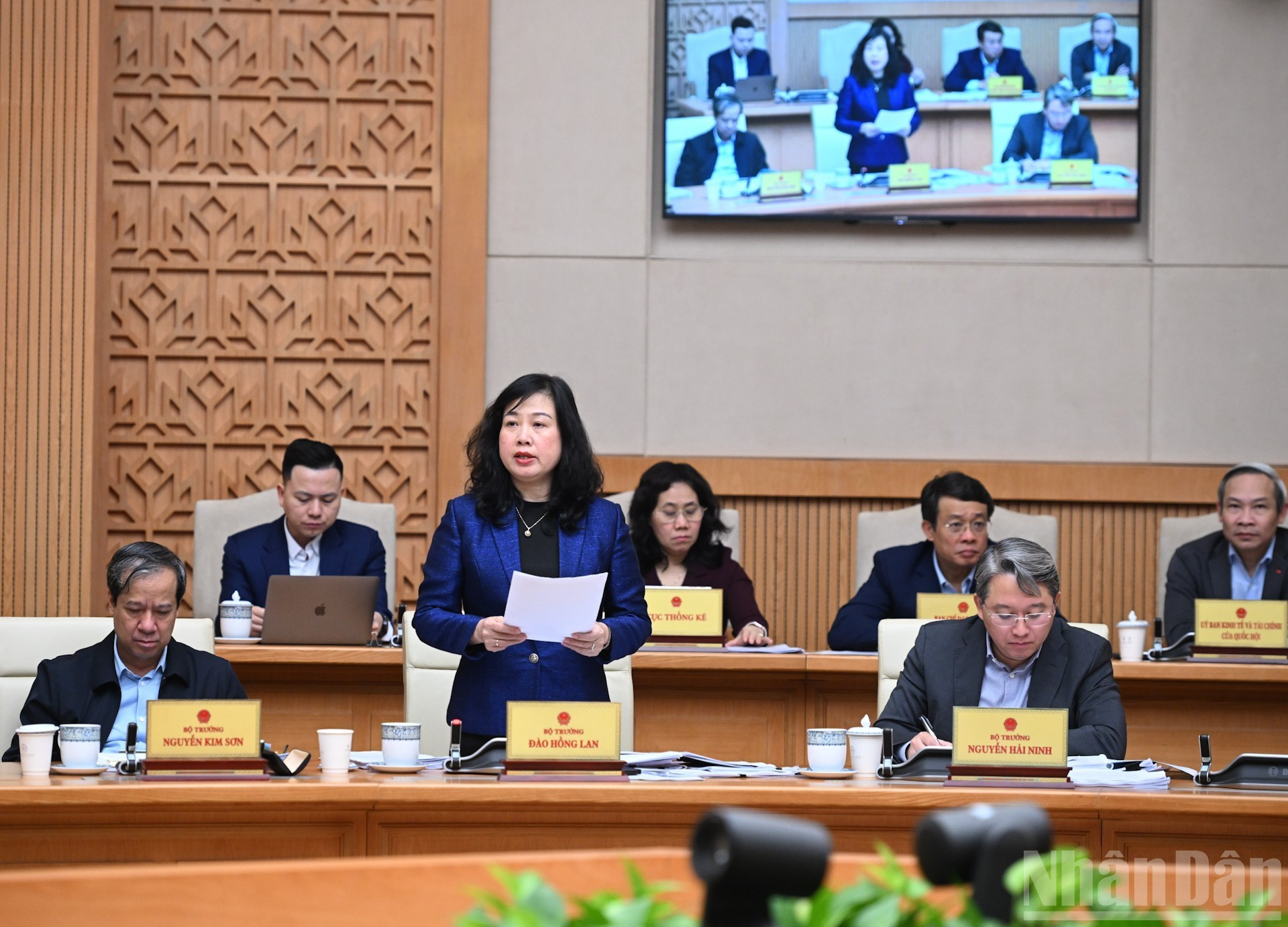 La ministra de Salud, Dao Hong Lan, habla en la reunión.