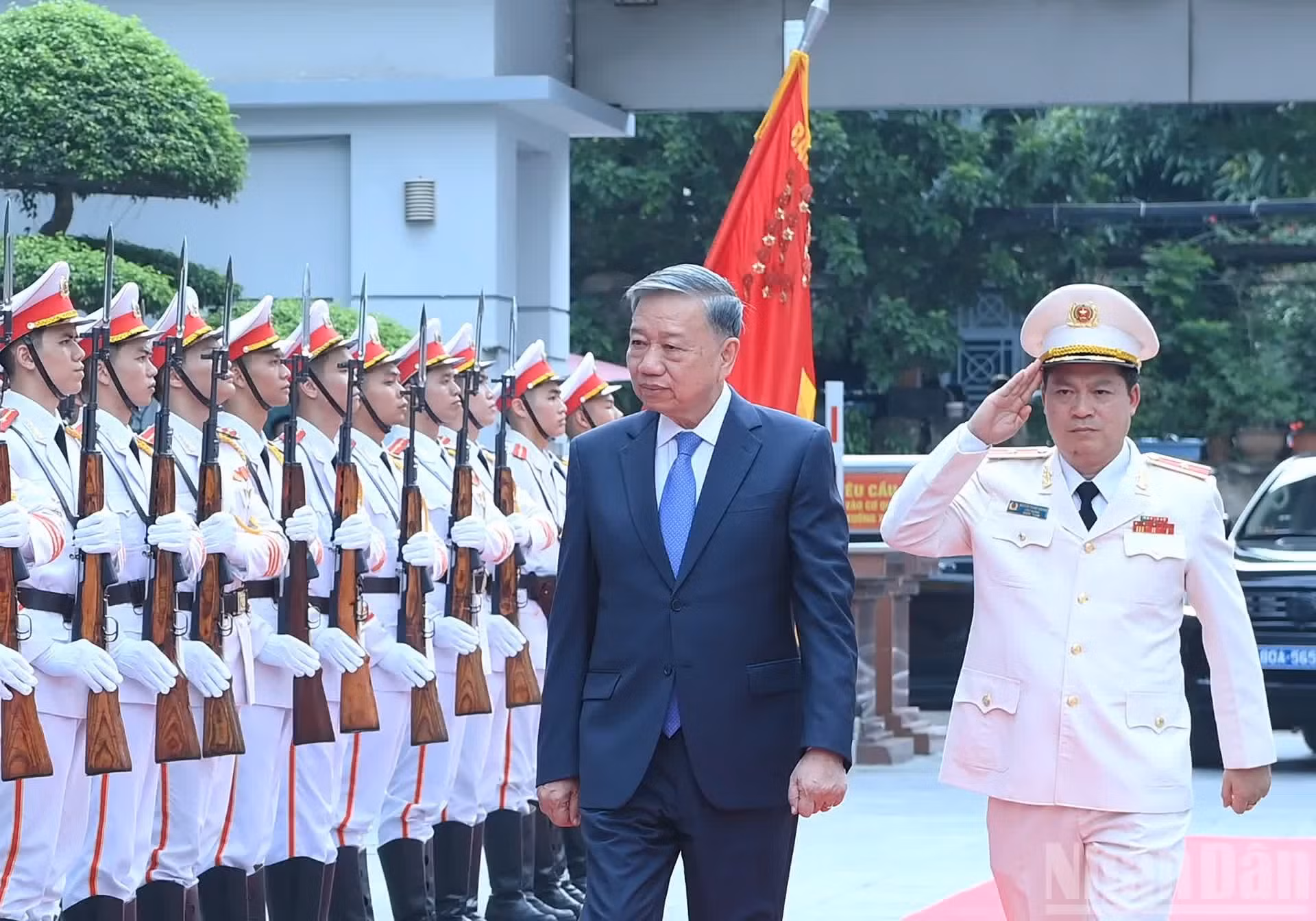El mandatario vietnamita visita el Departamento de Policía de Gestión Penitenciaria, Centros de Educación Obligatoria y Escuelas de Reeducación.