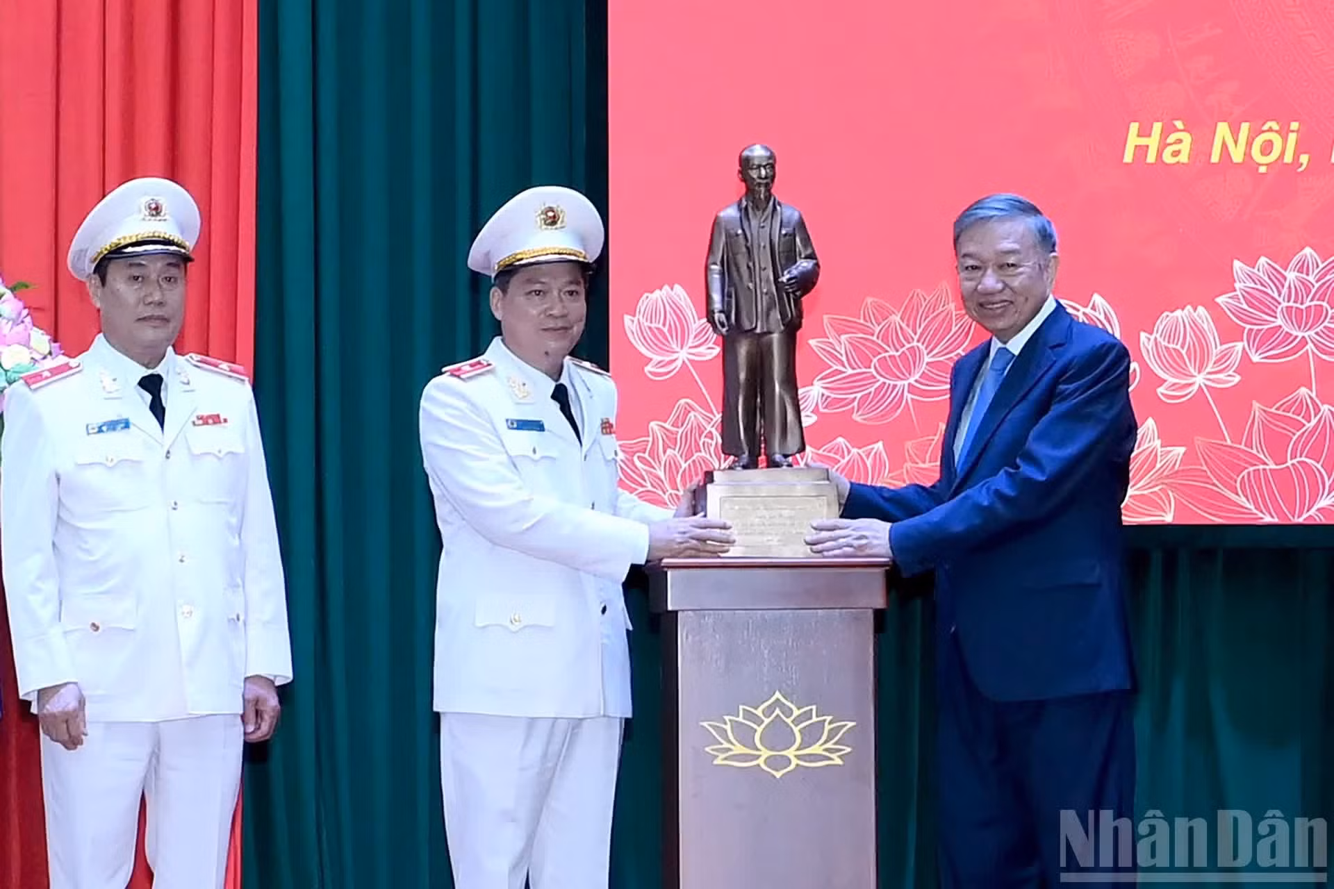 El máximo dirigente vietnamita To Lam entrega un regalo a la unidad.