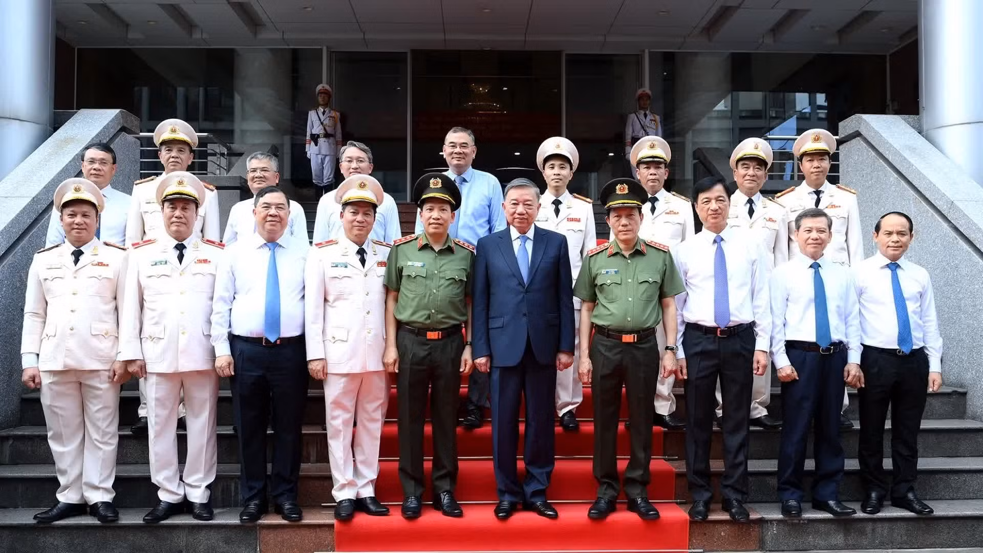 El secretario general del Partido Comunista y presidente de Vietnam, To Lam, y dirigentes de Departamento de Policía de Gestión Penitenciaria, Centros de Educación Obligatoria y Escuelas de Reeducación.