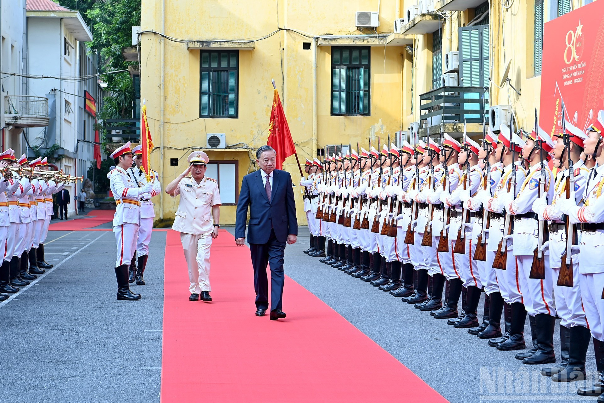 El máximo líder partidista To Lam visita el Departamento de Seguridad Política Interna del Ministerio de Seguridad Pública.