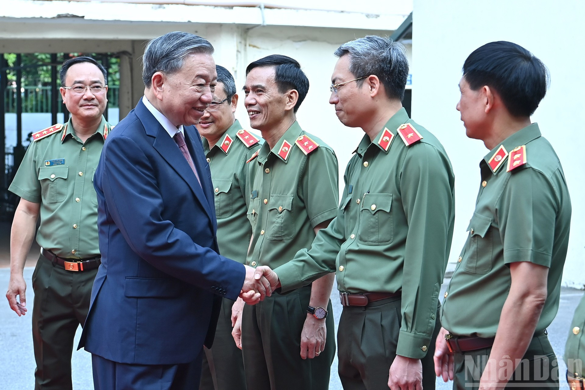 El secretario general To Lam saluda a oficiales del Departamento de Seguridad Política Interna del Ministerio de Seguridad Pública.