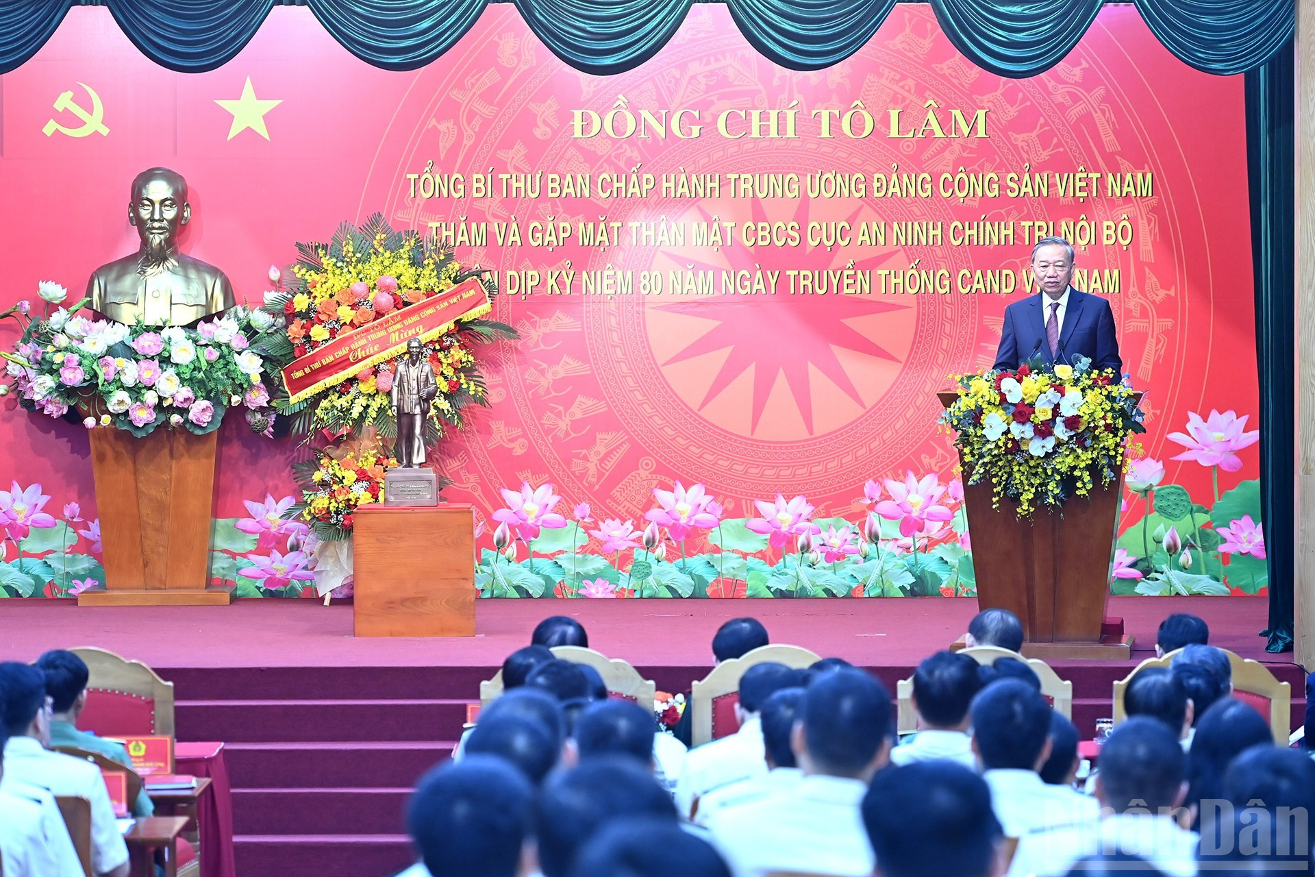 El secretario general del PCV, To Lam, toma la palabra en el encuentro.