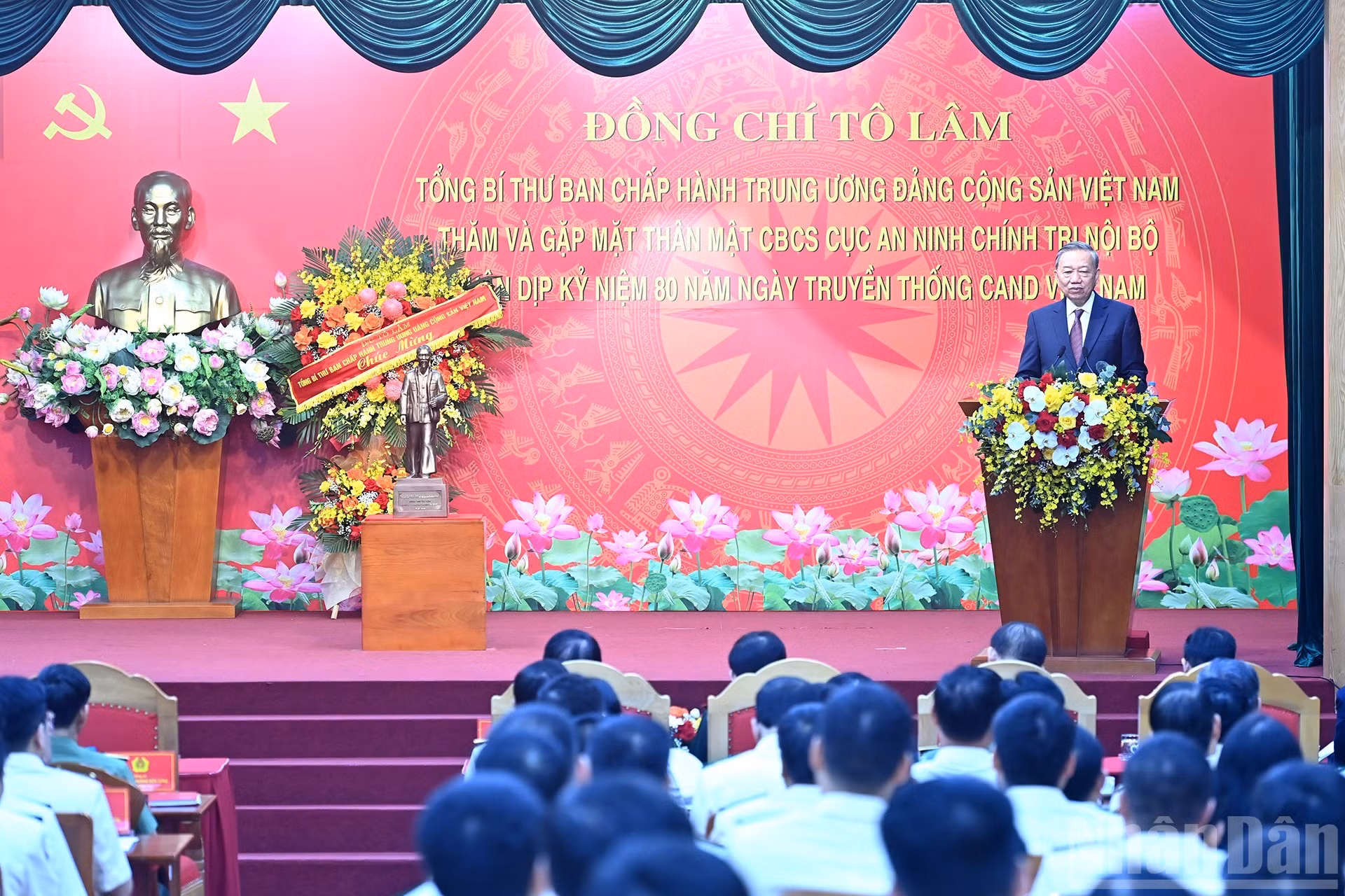 El secretario general del PCV, To Lam, toma la palabra en el encuentro.