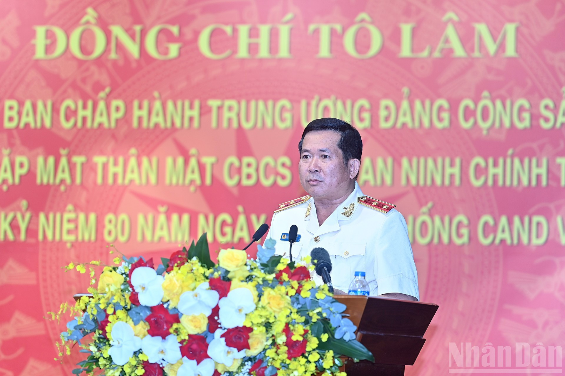 El teniente general Dinh Van Noi, jefe del Departamento de Seguridad Política Interna del Ministerio de Seguridad Pública, habla en la cita.