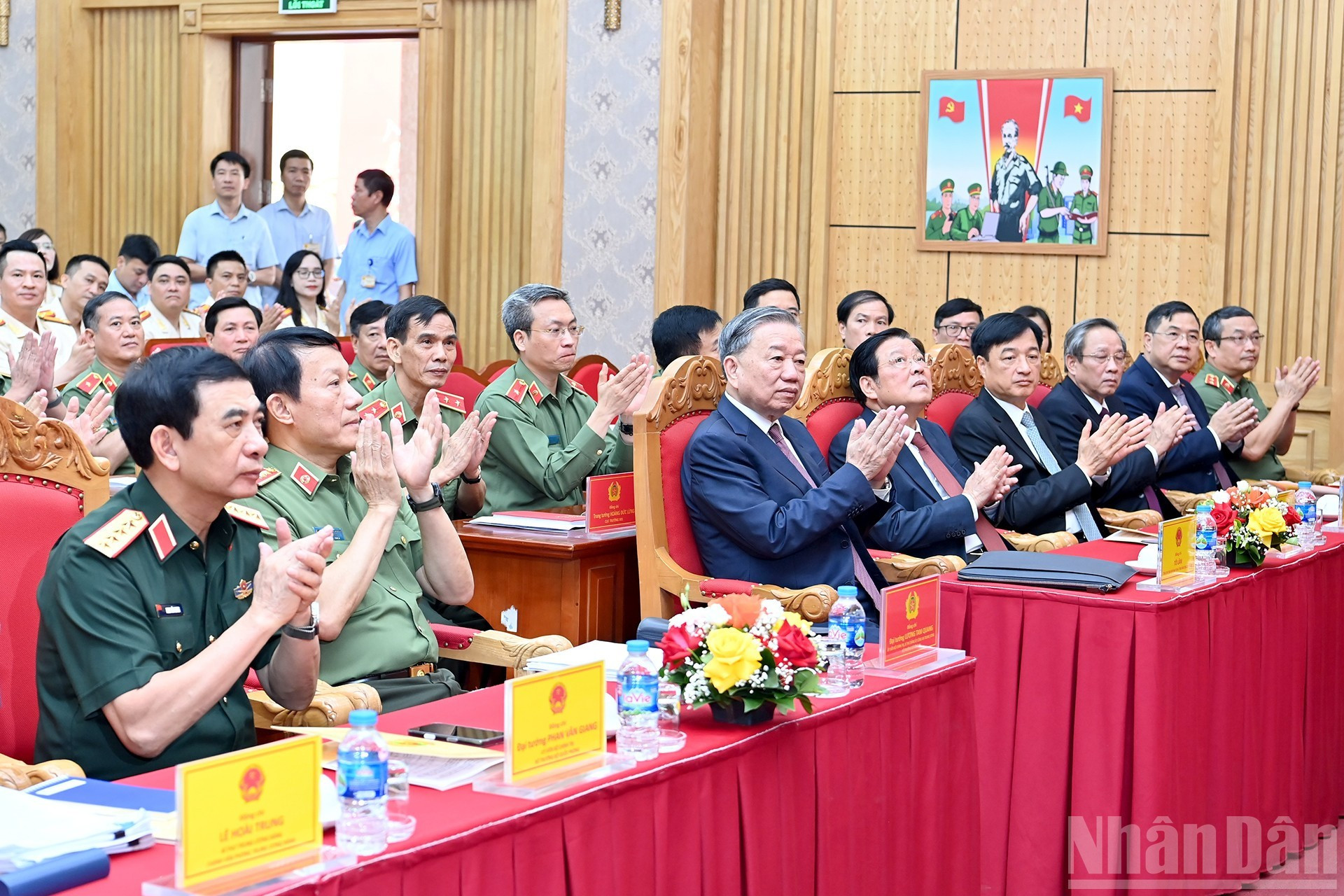 El máximo líder partidista To Lam y dirigentes del Partido y Estado asisten al encuentro.