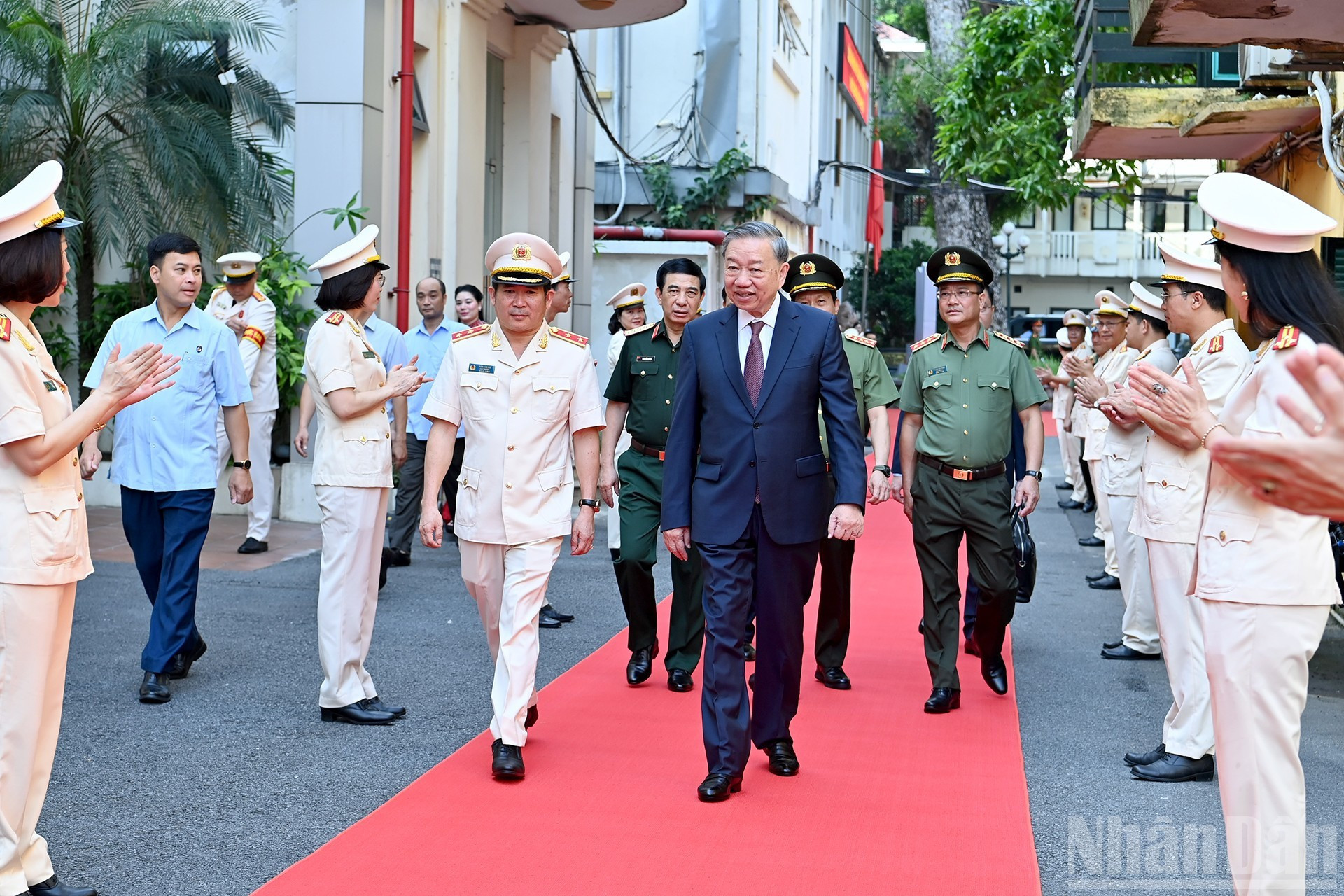 El máximo líder partidista To Lam visita el Departamento de Seguridad Política Interna del Ministerio de Seguridad Pública.