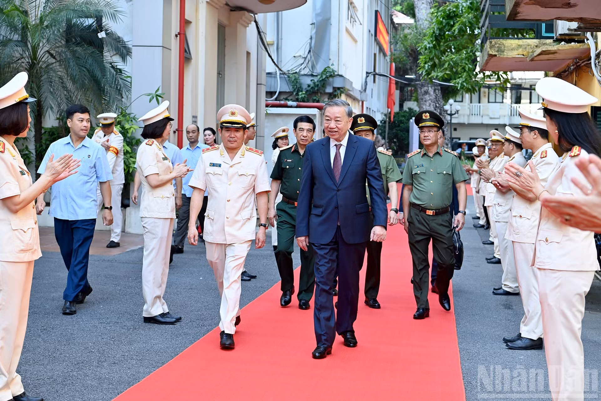 El máximo líder partidista To Lam visita el Departamento de Seguridad Política Interna del Ministerio de Seguridad Pública.