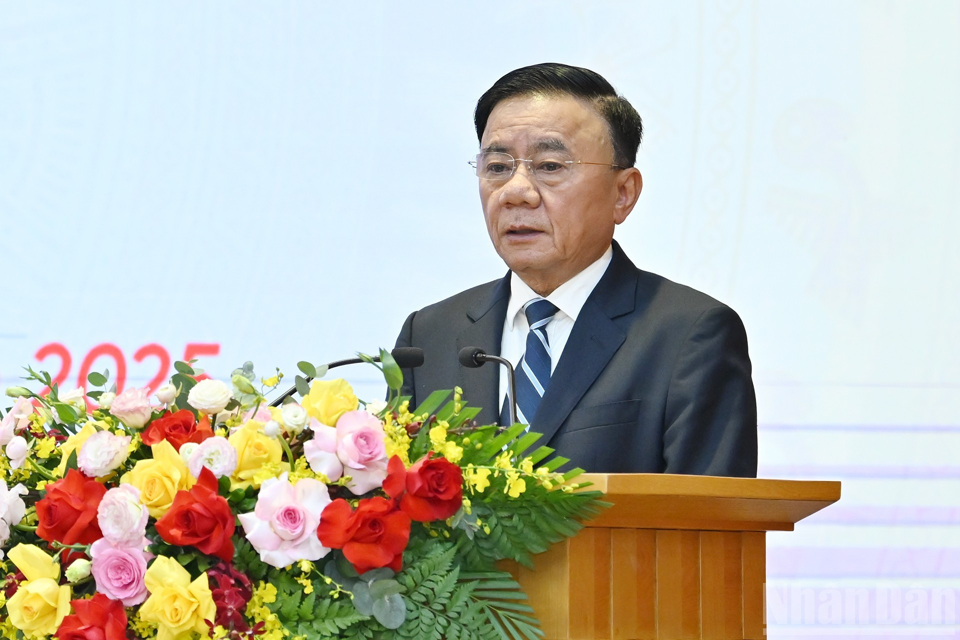 El permanente del Secretariado del Comité Central del PCV, Tran Cam Tu, habla en la conferencia.