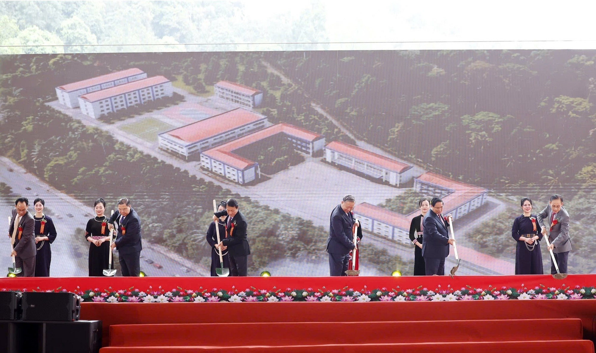El secretario general del PCV, To Lam, el primer ministro Pham Minh Chinh, y los representantes realizan acto de inicio de construcción de escuelas.