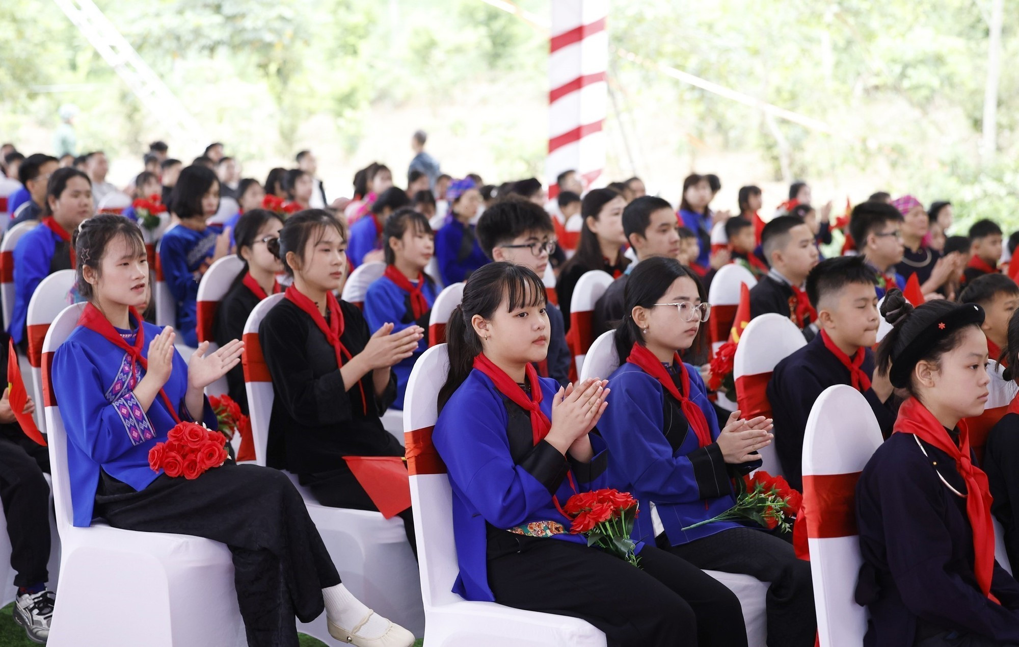 Estudiantes de la Escuela Interna de Dong Dang asisten a la ceremonia.