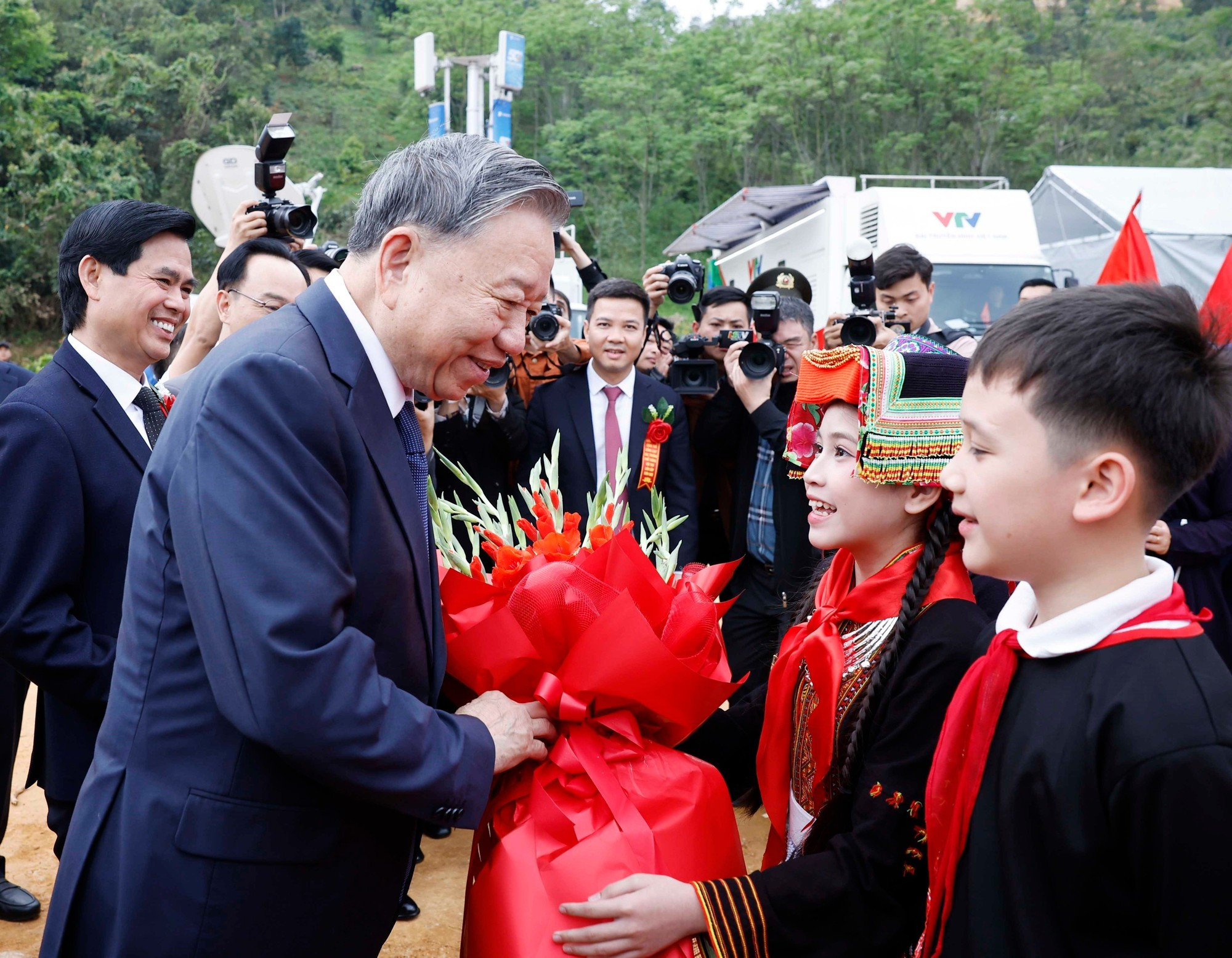 Niños de minorías étnicas en la provincia de Lang Son dan bienvenida al dirigente partidista To Lam.