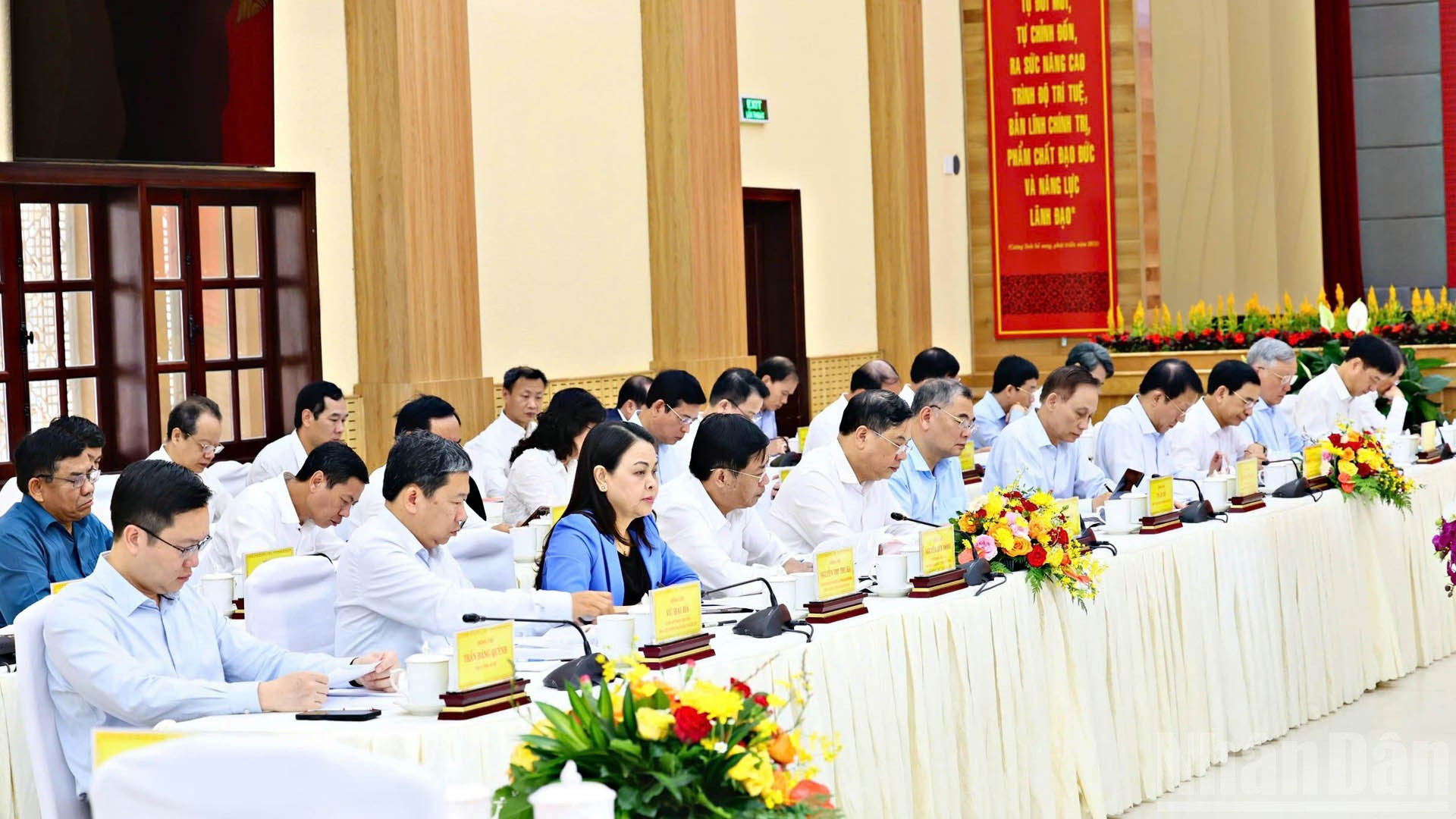 Acuden a la reunión el general Phan Van Giang, ministro de Defensa; el general Luong Tam Quang, ministro de Seguridad Pública; Le Hoai Trung, jefe de la Oficina Central del PCV, junto con otros funcionarios locales.