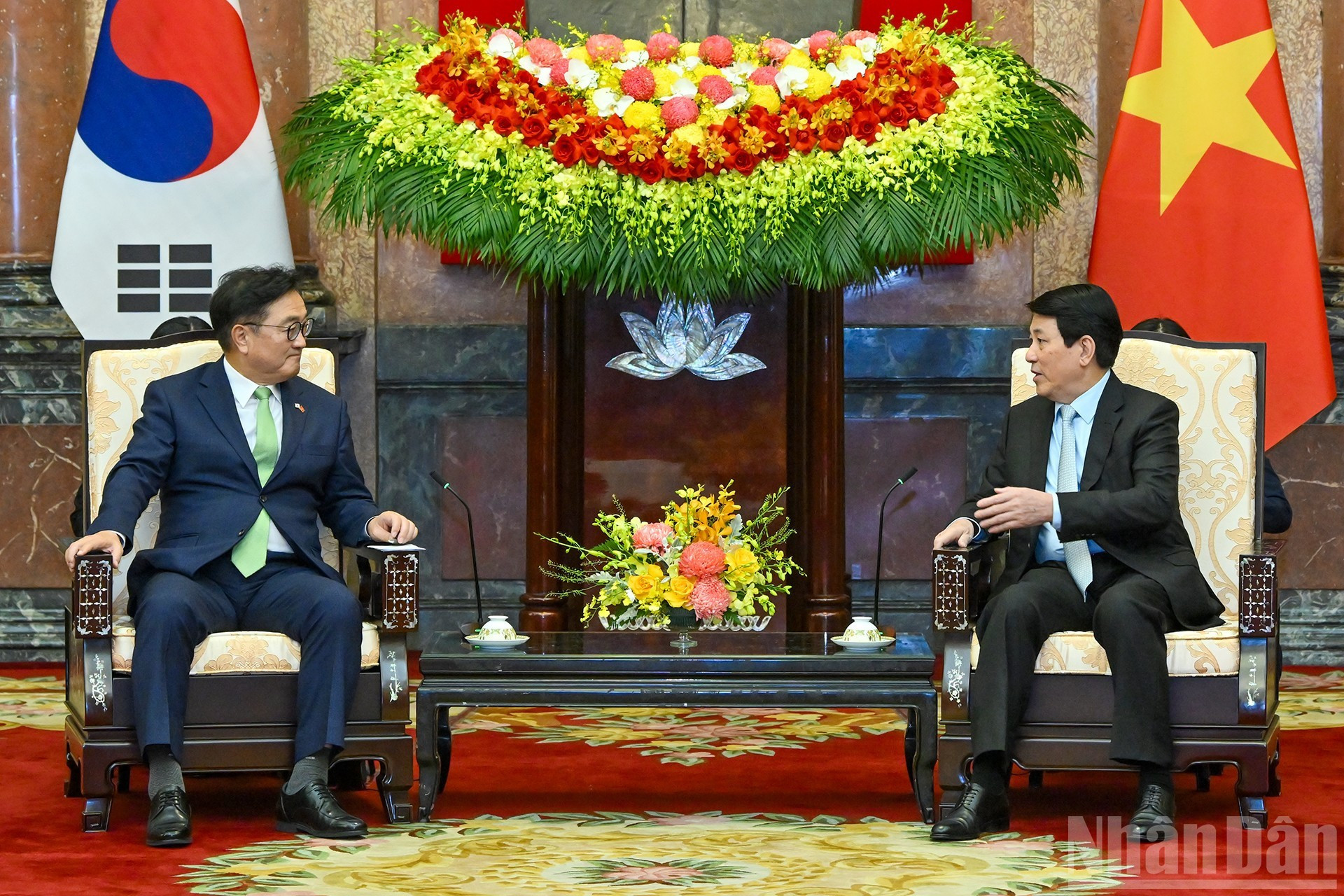 El presidente de Vietnam, Luong Cuong, conversa con el dirigente legislativo surcoreano, Woo Won Shik.