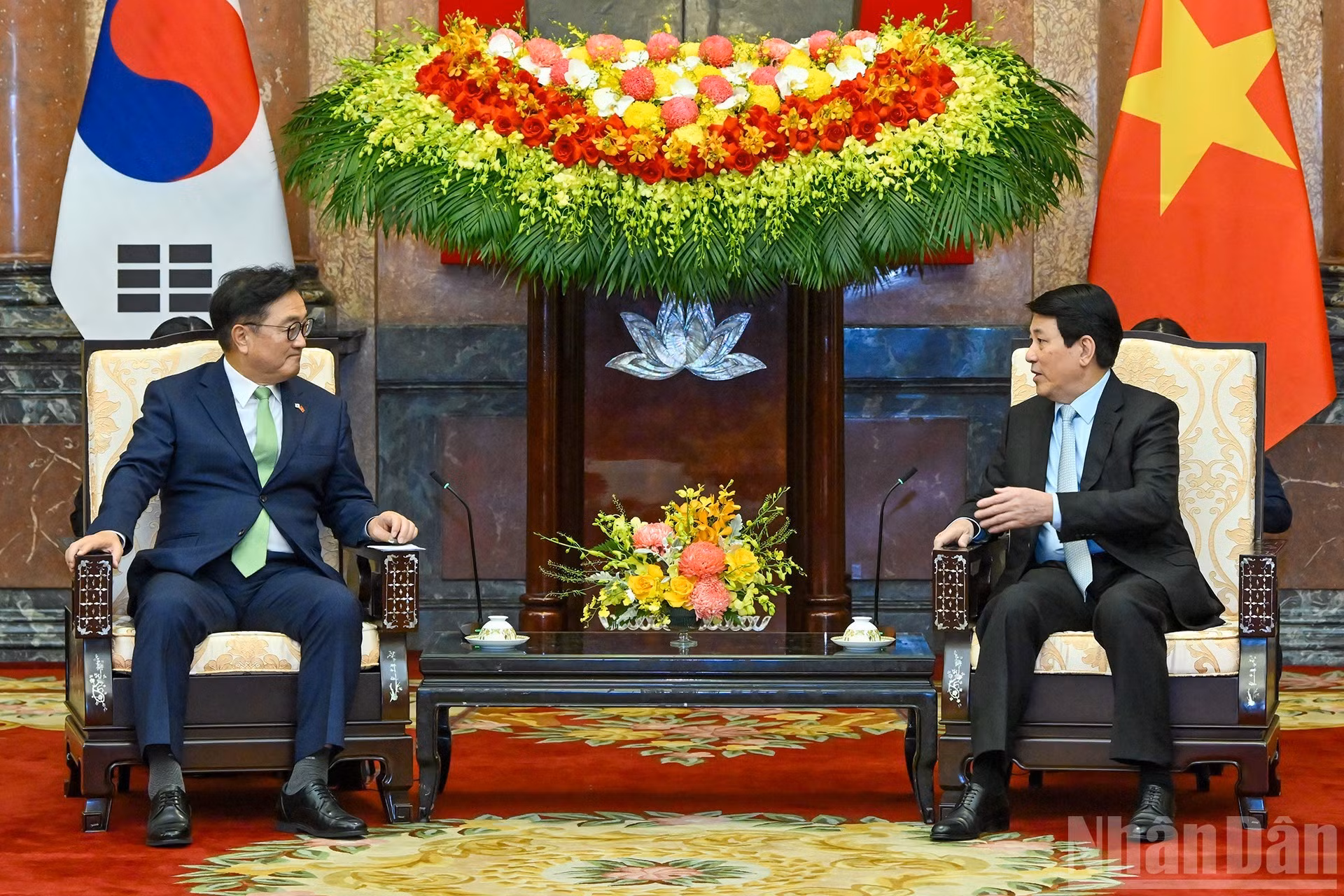 El presidente de Vietnam, Luong Cuong, conversa con el dirigente legislativo surcoreano, Woo Won Shik.