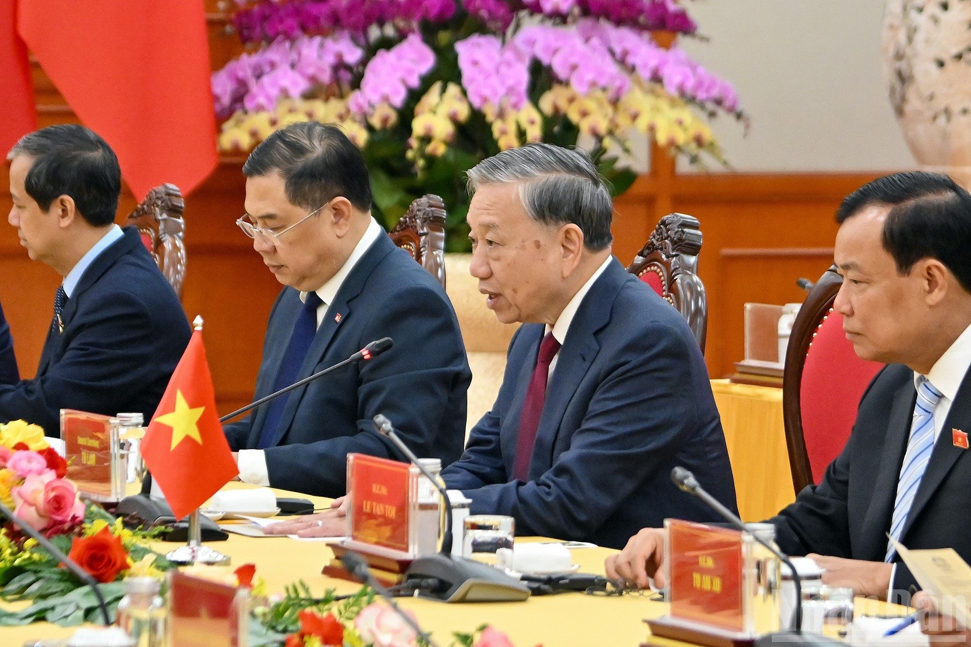 El líder partidista de Vietnam, To Lam, toma la palabra en la cita.