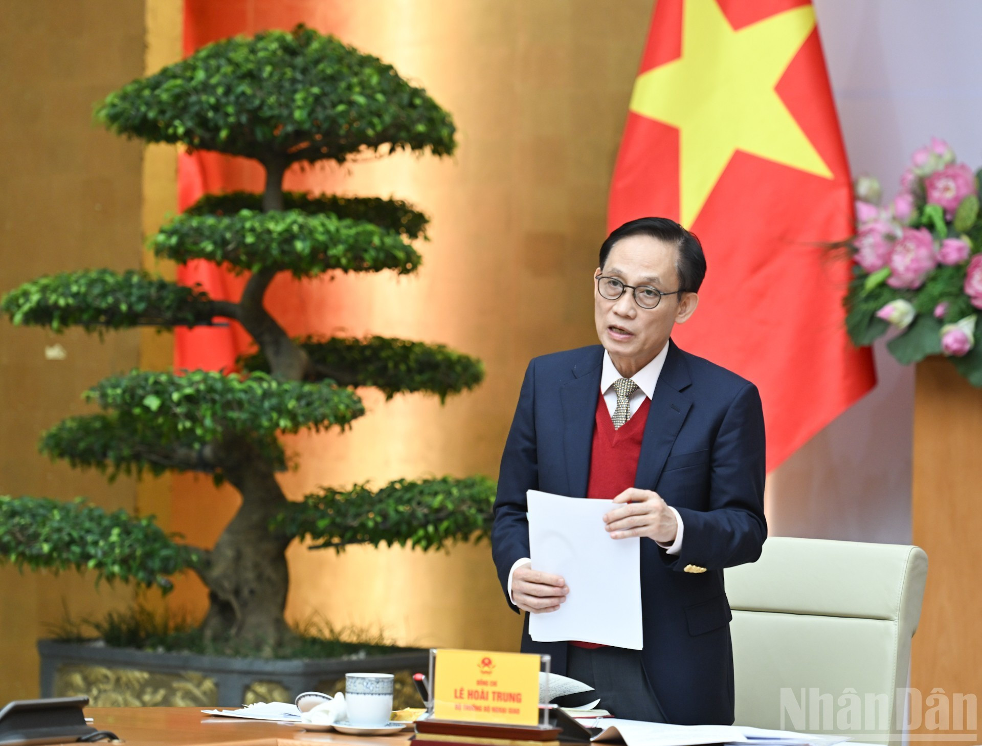 El canciller Le Hoai Trung presenta un informe.