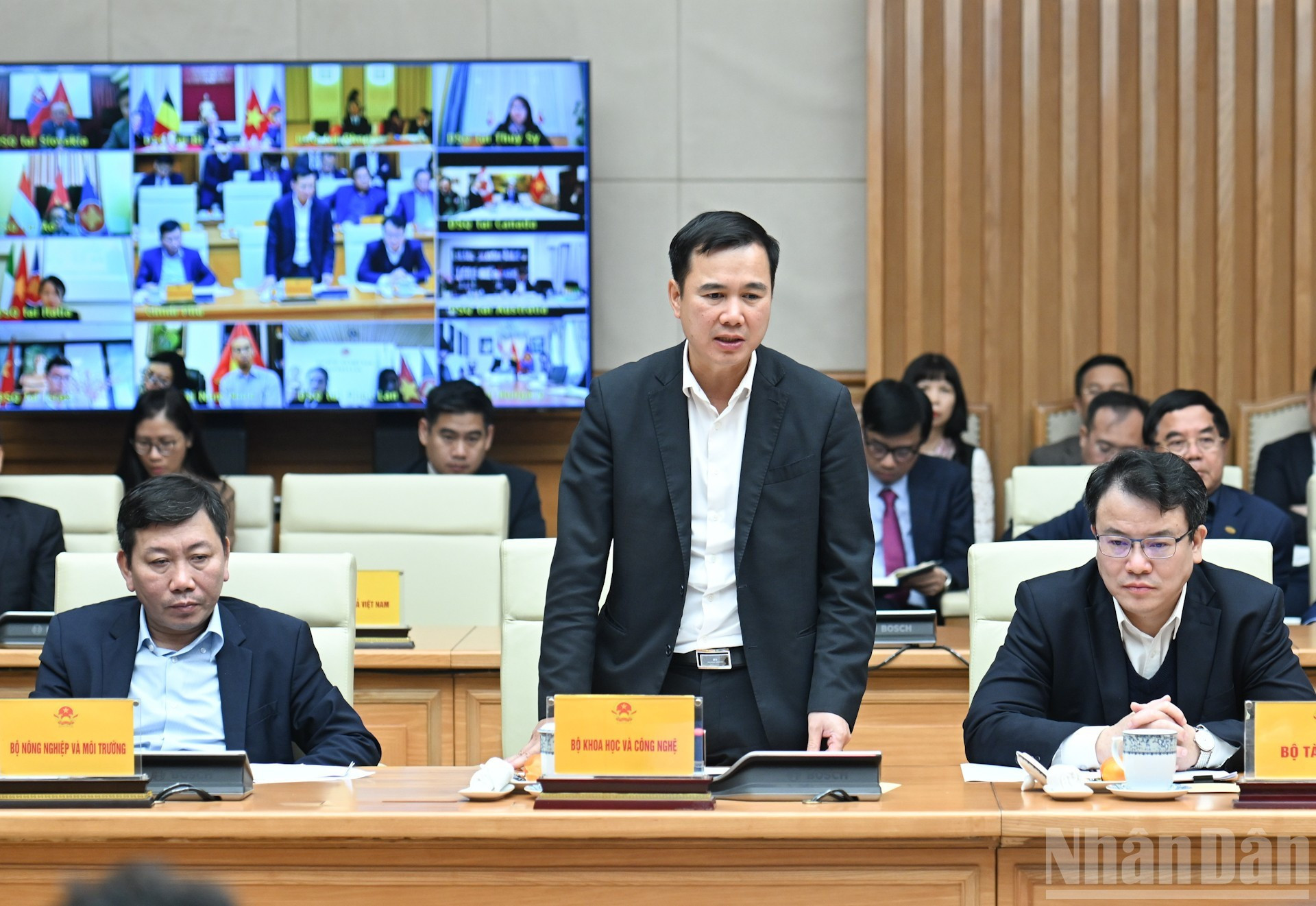 El viceministro de Ciencia y Tecnología Bui The Duy presenta su opinión.