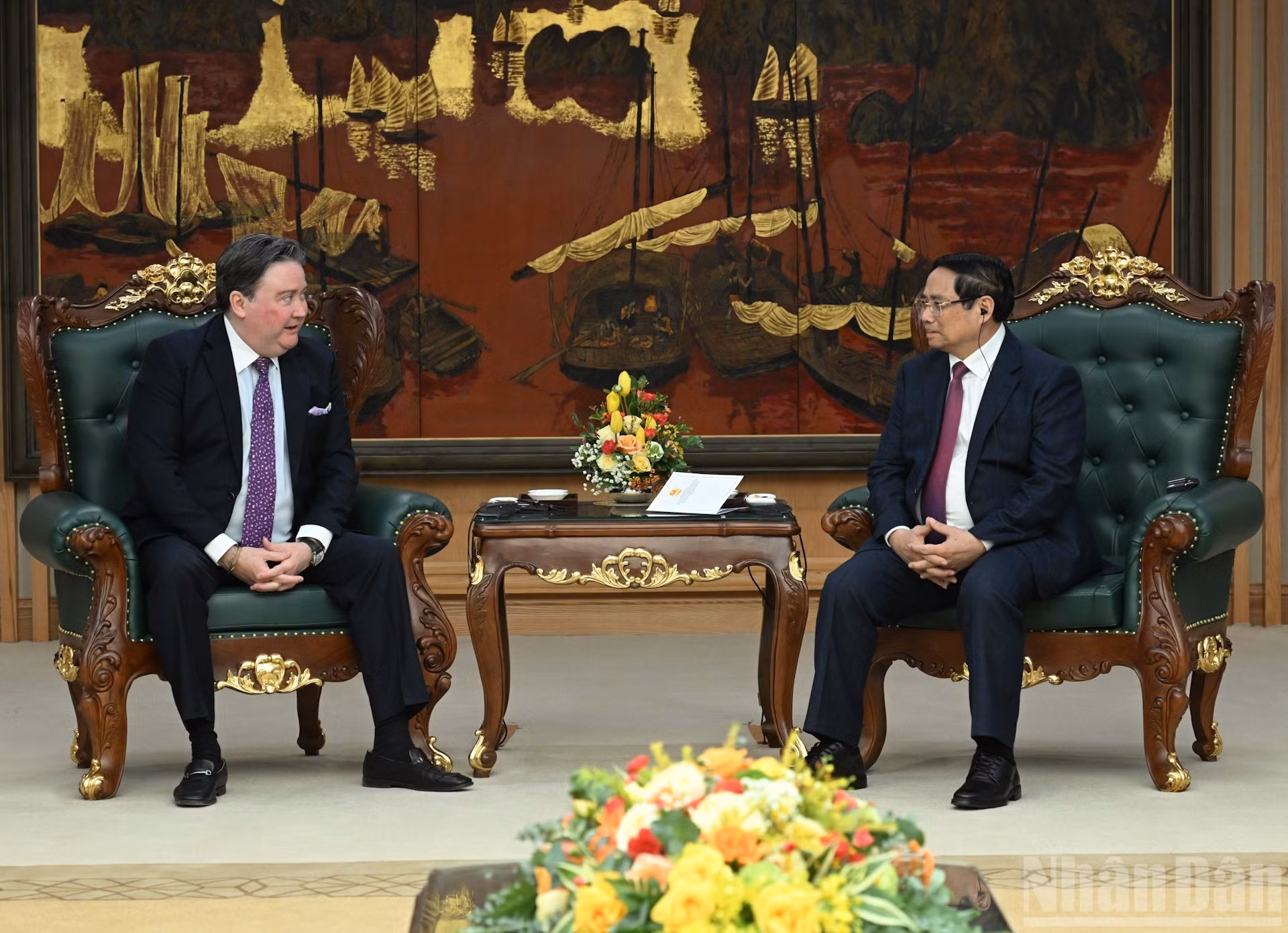 El premier Pham Minh Chinh conversa con el diplomático estadounidense, Marc Knapper.